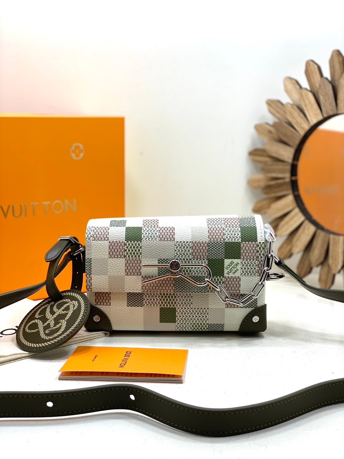 TOP ORI หนังแท้ | LV Steamer Wearable Wallet Bag กระเป๋าสะพายดีไซน์กระเป๋าสตางค์ สีเบจและสีกากี งานแคนวาสเคลือบ Damoflage แต่งขอบด้วยหนัง ขนาดกะทัดรัดใบนี้ผสานหมุดและโซ่