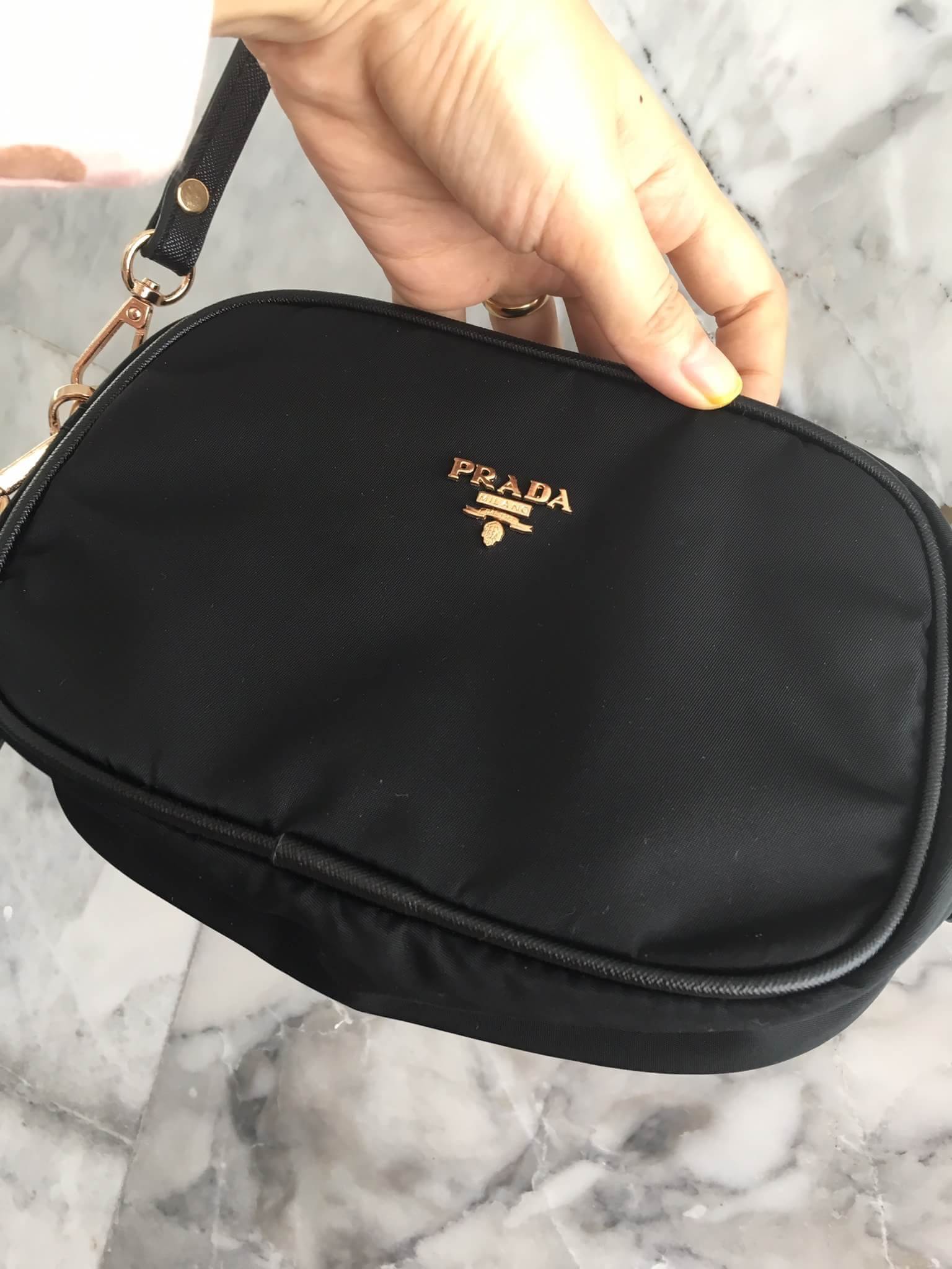 งานพรีเมี่ยมกิ้ฟ จากเคาเตอร์ต่างประเทศคะ ได้ กระเป๋าclutch & shoulder bag จากแบรนด์ Prada มาค่า เป็นกระเป๋าผ้า ไนล่อน น้ำหนักเบา สวยหรู ตามแบบฉบับของแบรนด์เลย ตัวกระเป๋าขนาดกำลังดี ใส่มือถือได้ทุกรุ่น สามารถเก็บสายถือเป็นคลัชออกงานได้คะ หรือ สะพายข้างได้ 