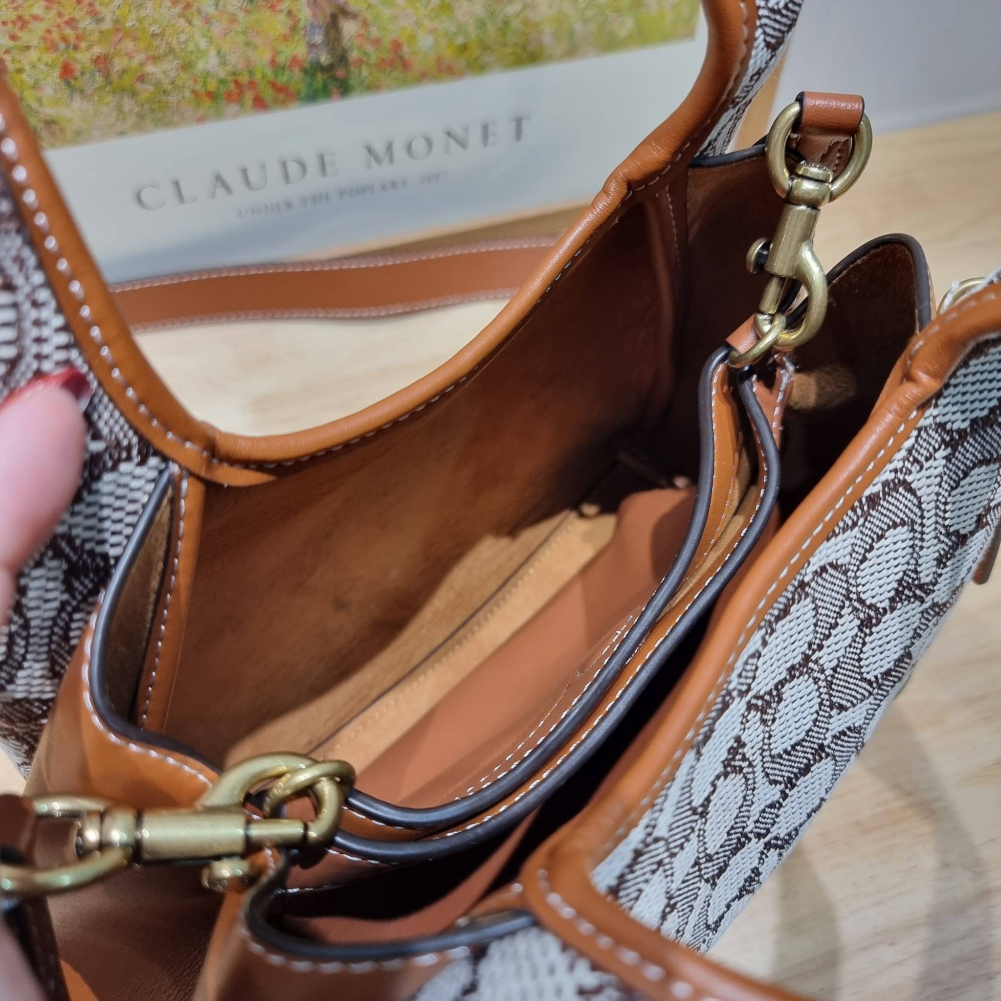 COACH LANA SHOULDER BAG 23 IN SIGNATURE JACQUARD CM550 พร้อมส่ง กระเป๋าถือ/สะพายทรงเก๋ โดดเด่นด้วยลวดลายซิกเนเจอร์บนผืนผ้าทอสวย หูจับในตัวถือสะดวก รีบช้อปได้ใช้ก่อนใครไปเลย