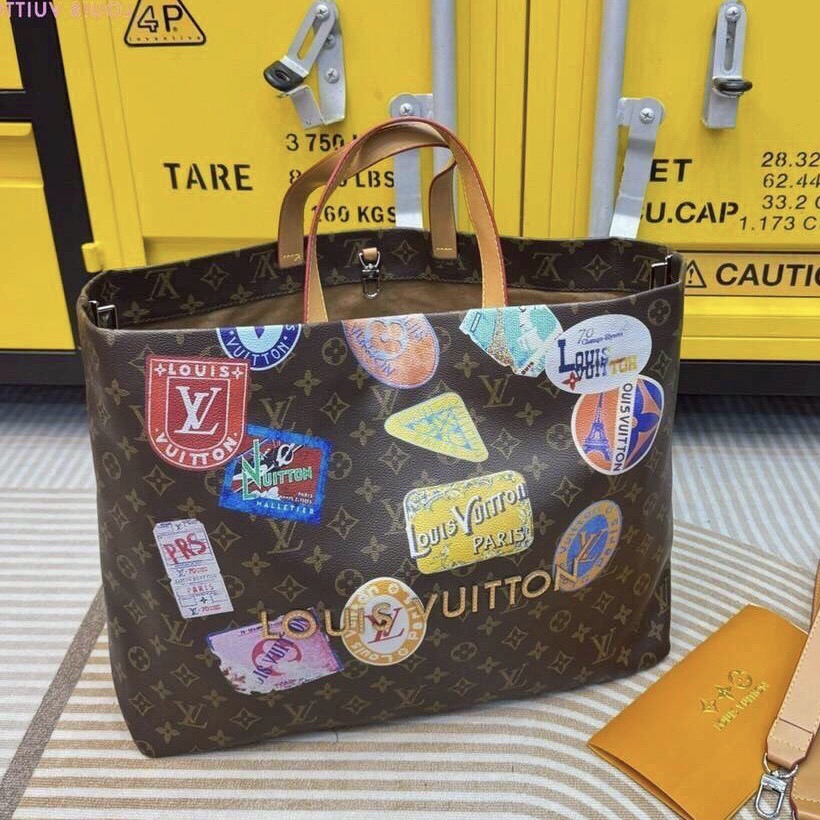 LV Flight Mode Onthego Voyage Bag / LV Tote Bag signature travel sticker print กระเป๋าทรงโท้ทใบใหญ่ รุ่นลิมิเต็ด โดดเด่นด้วยแท็กสติกเกอร์พิมพ์ลายท่องเที่ยว ให้ความวินเทจแต่ยังคงความหรูหราในตัว สวยหรูลงตัว ภายในโล่งกว้าง จุของได้อย่างจุใจ