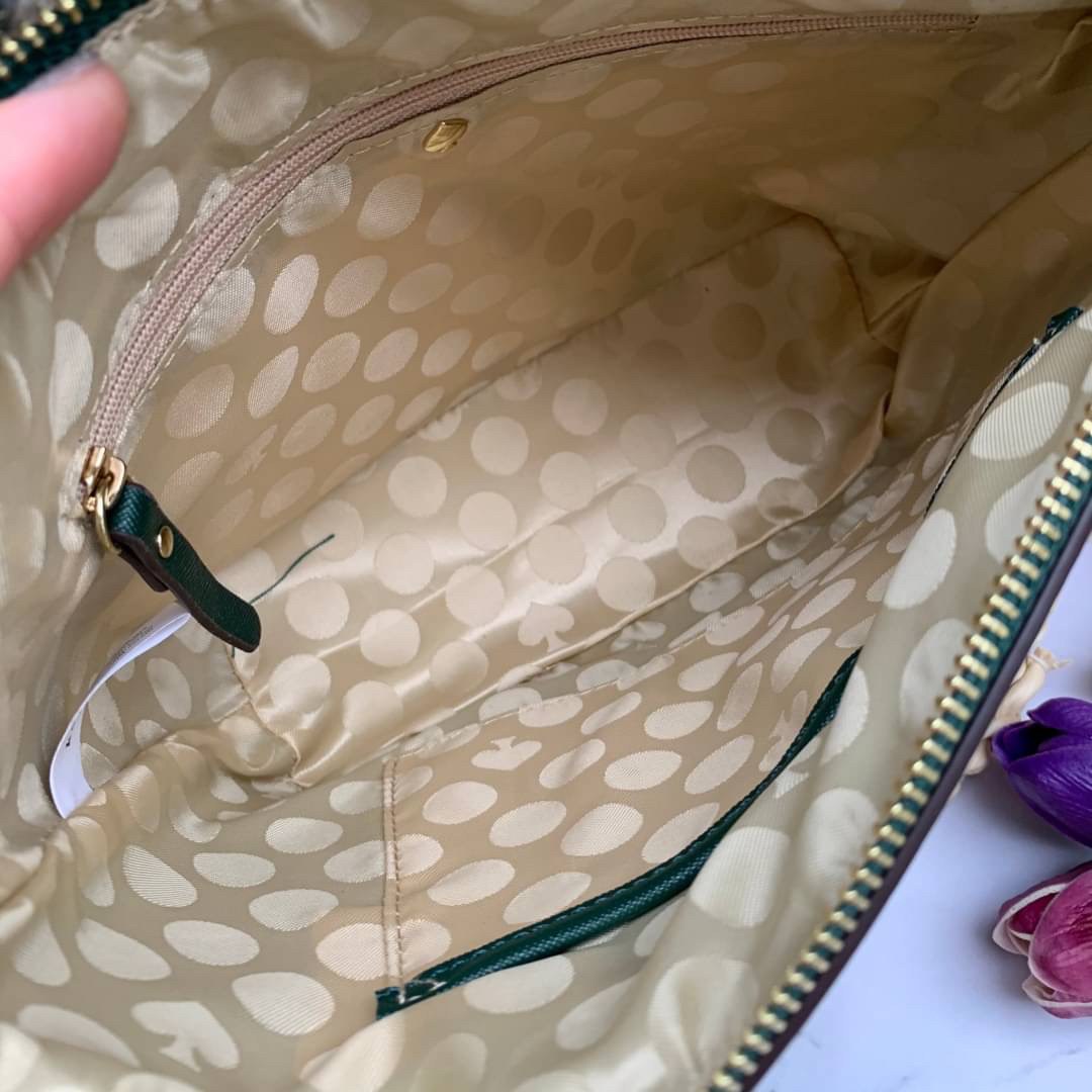 ของแท้ 💯% Kate Spade New York Cross Body Bag กระเป๋าถือหรือสะพาย หนัง Saffiano ภายในมีช่องซิปและช่องเล็ก มีหมุดรองฐานกันรอย 4 มุม อะไหล่ทองทั้งใบ ขนาดกำลังดี ใส่กระเป๋าสตางค์ยาวได้ค่ะ