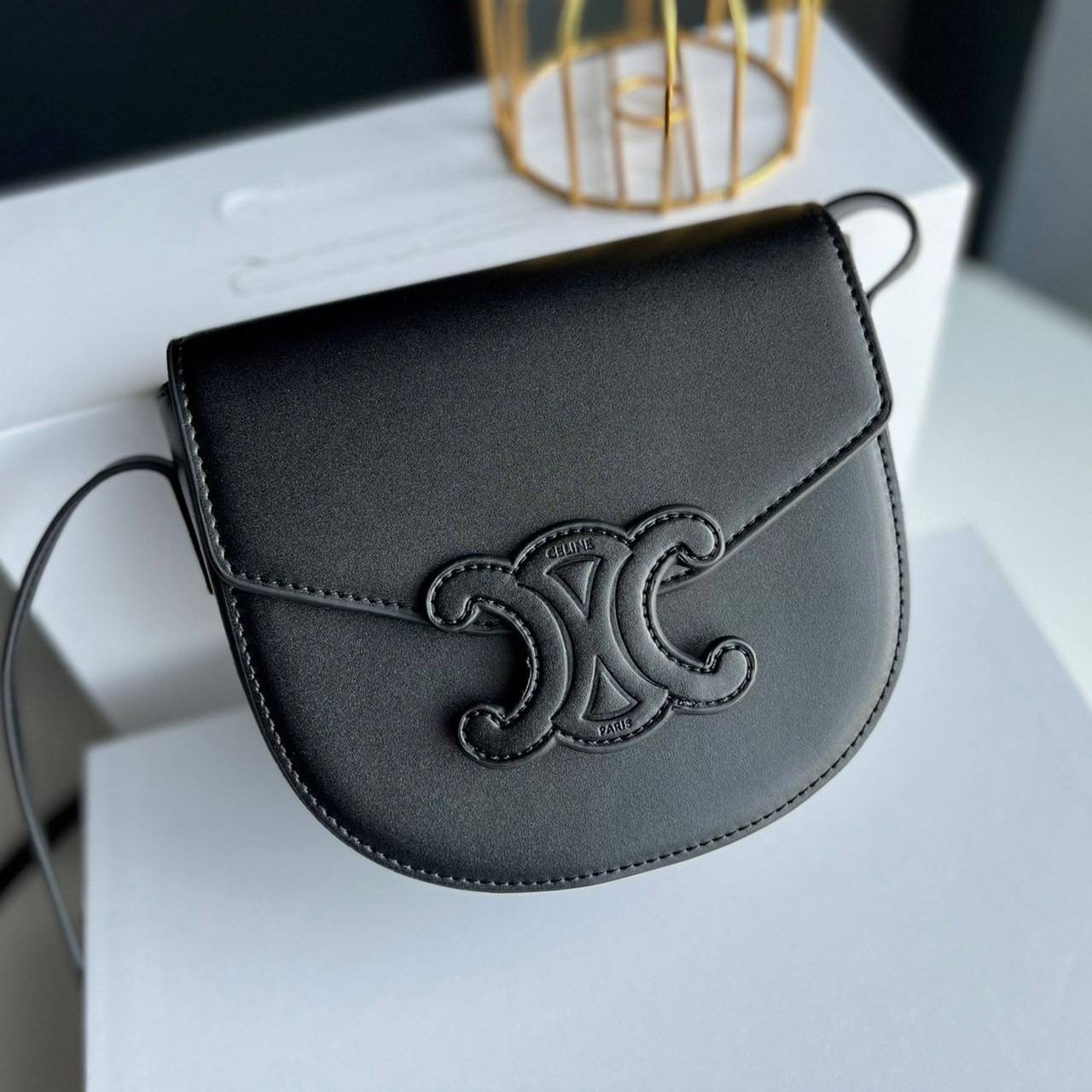 หนังแท้ CELINE BESACE cuir triomphe in Smooth calfskin / CELINE TRIOMPHE CLOSSBODY BAG หนังแท้ทั้งใบสวยหรู แบบใหม่ล่าสุด โลโก้หนังสมูทคลาสิก เหมาะกับสาวๆในวันที่อยากครอสบอดี้ชิลๆ ห้ามพลาดค่ะ!