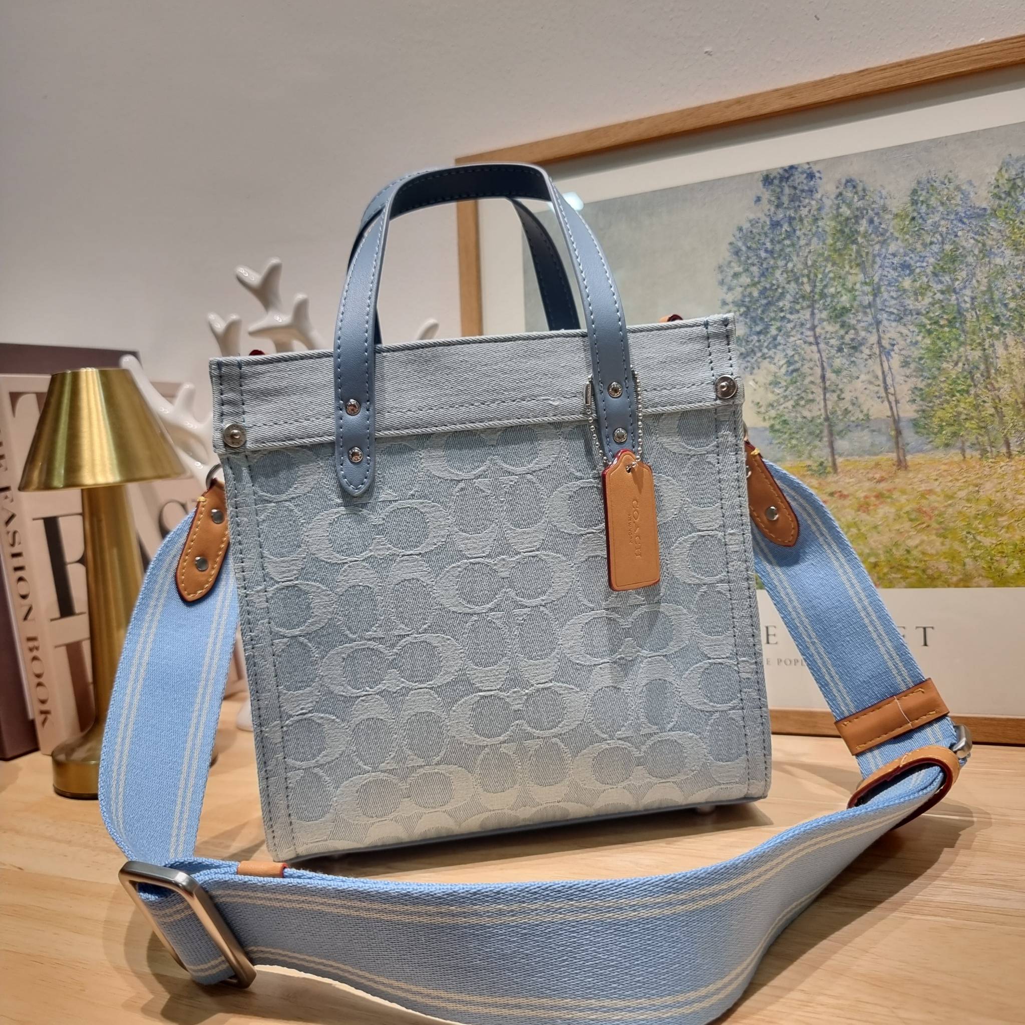 COACH FIELD TOTE 22 IN SIGNATURE DENIM / CJ853 คอลเลคชั่นใหม่ พร้อมสีใหม่ยังไม่เข้าไทย ให้ทุกคนได้มีสวยก่อนใครไปเลย!! กับกระเป๋าทรงโท้ท ไซส์กำลังสวย ดีเทลปั๊มผิวเต็มใบ ดูดี มี texture บวกกับสายสะพายสปอร์ตสีตัดกับกระเป๋า