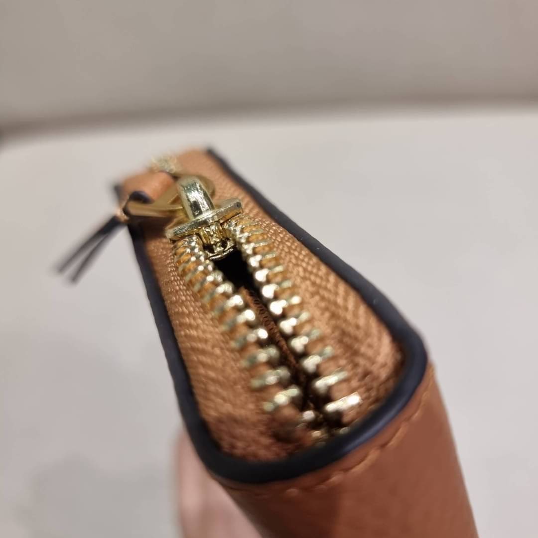 TORY BURCH MCGRAW ZIP CONTINENTAL WALLET กระเป๋าสตางค์ใบยาวรุ่นหายาก จัดเต็มสีสวยพร้อมส่ง ขนาดกำลังพอเหมาะ วัสดุหนังวัวสัมผัสดีมาก