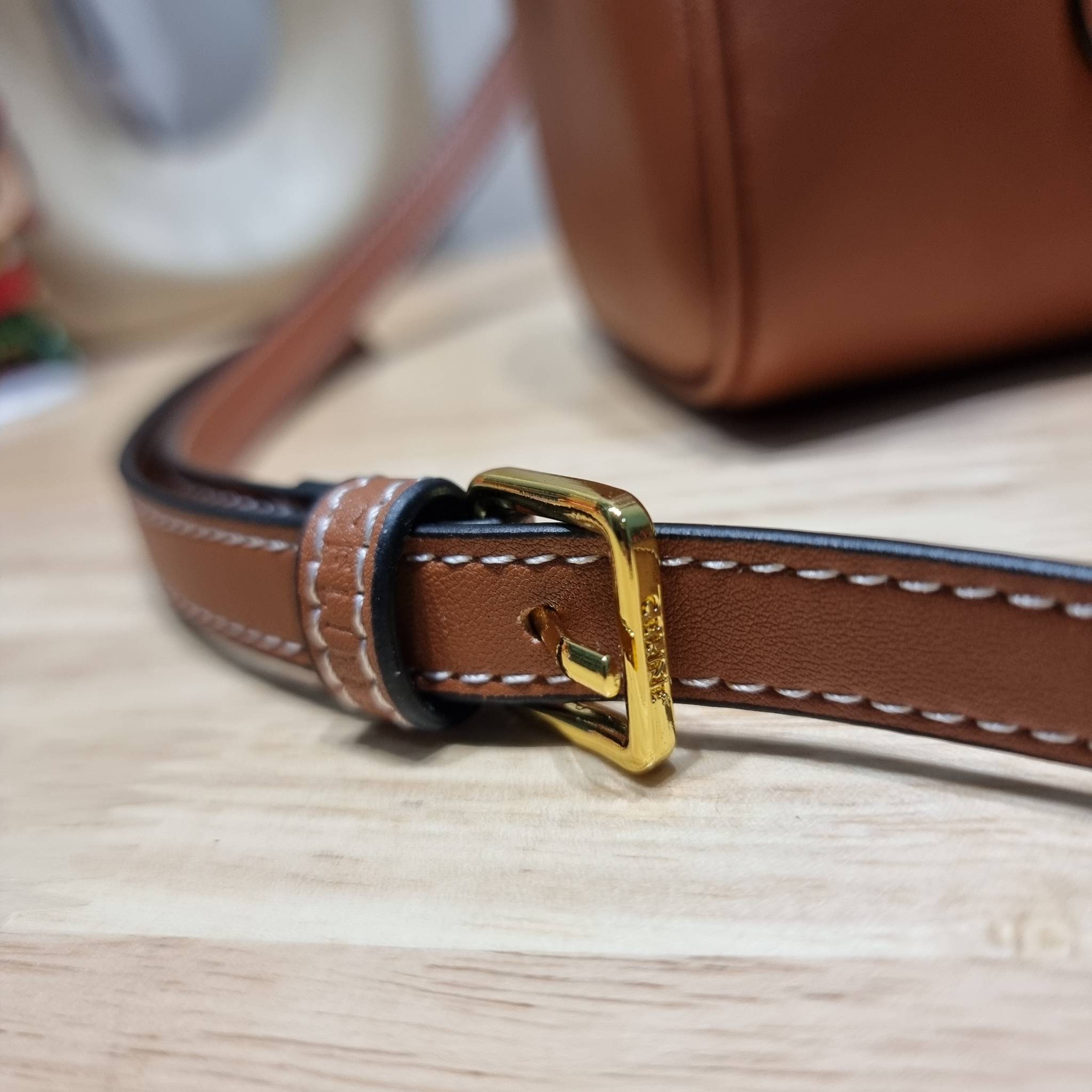 CELINE SMALL BOSTON CUIR TRIOMPHE IN SMOOTH LEATHER ฮิตมากกับสุดยอดความคลาสสิค ในรูปทรงสวย กับกระเป๋าสะพายทรงหมอน กะทัดรัด ขนาดกำลังดี ใช้งานสะดวก วัสดุหนังผิวเรียบ สวยคม