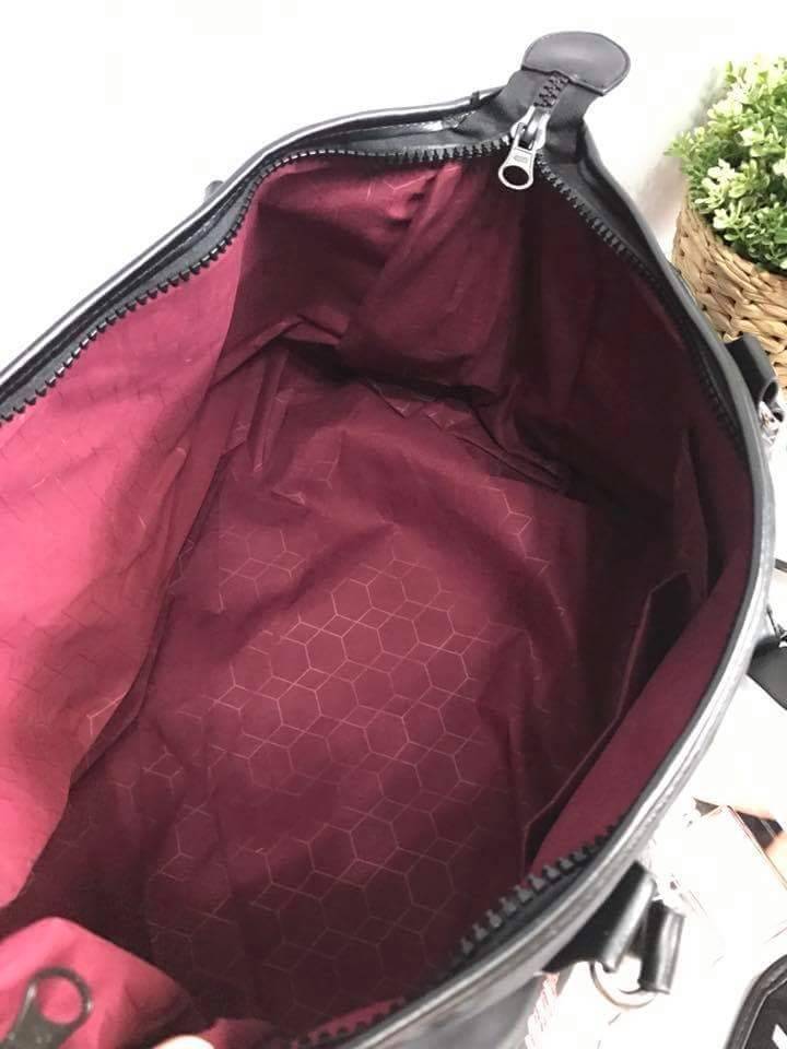 กระเป๋า Victoria's Secret PINK Travel Bag กระเป๋าเดินทาง VICTORIA'S SECRET ใบขนาดใหญ่ แข็งแรงใส่ของได้เยอะ หนังดีสีดำ โลโก้ปักเลื้อม PINK สีชมพู กระเป๋าเดินทางขนาดใหญ่ กระเป๋า Victoria's Secret PINK Travel Bag ตกแต่งเลื่อมประกาย สวยแวววาว ม