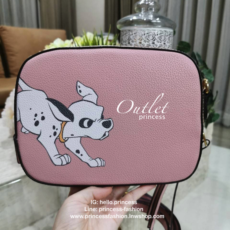DISNEY X COACH Crossbody Bag 2019 New collection & Limited collection กระเป๋าสะพายขนาดกำลังน่ารัก วางอยู่ทรง วัสดุหนัง ลายตัวการ์ตูน Disney 3 charactors เปิดปิดด้วยซิป ภายในโล่ง ใส่ wallet ยาว มือถือได้ทุกรุ่นมีช่องเล็ก และช่องซิป พร้อมสายสะพายยาว ถอด ปรั