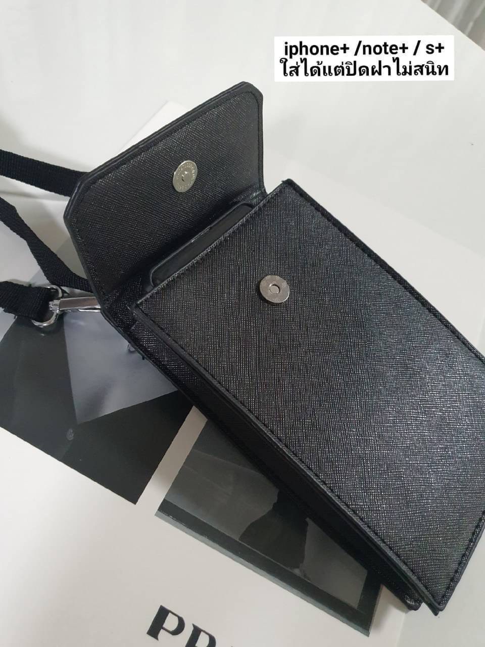 PRADA PHONE CASE ไอเท็มสุดคลาสสิคที่ทุกท่านควรมี! Prada Saffiano Leather Smartphone Case งานพรีเมี่ยมกิ้ฟท์จากเคาเตอร์ต่างประเทศ ของมีจำนวนจำกัด หนังลาย saffiano อยู่ทรงสวย ดีไซน์หรูหรา ดูดี ทรงCrossbody ด้านหน้ามีโลโก้แบรนด์ อะไหล่ทอง ด้านในเปิดปิดด้วยกร