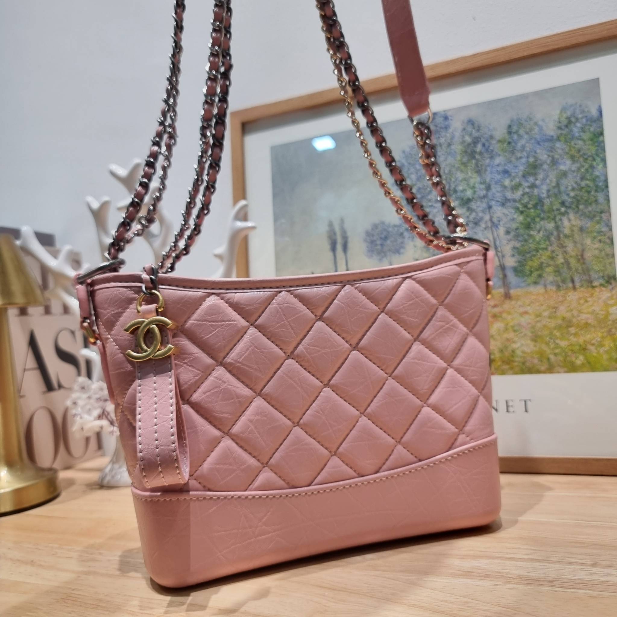CHANEL Gabrielle Bag Medium สวยคลาสสิค No.1 ต้องยกให้ไอเท็มนี้เท่านั้น กับกระเป๋าสะพายซิกเนเจอร์ ดีไซน์ไม่เหมือนใคร เป็นเอกลักษณ์ ใช้งานได้หลากหลาย สะพายได้ไม่ซ้ำ