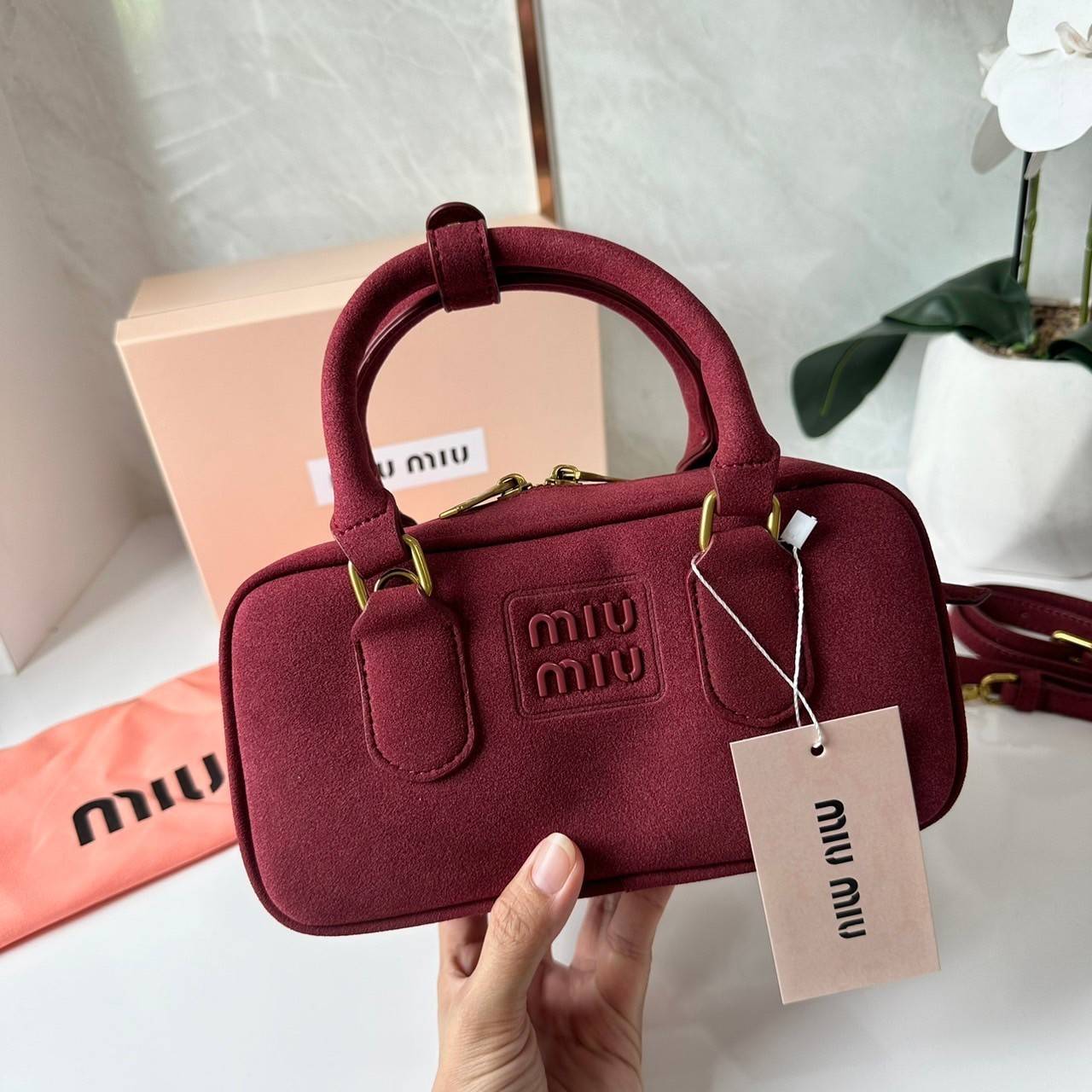 MIU MIU Arcadie padded suede top-handle bag กระเป๋าถือ/สะพาย คอลใหม่ล่าสุด รุ่นฮอทดีไซน์เหลี่ยม งานกำมะหยี่หนังกลับสวยละมุน น่ารักน่าใช้มากค่ะ