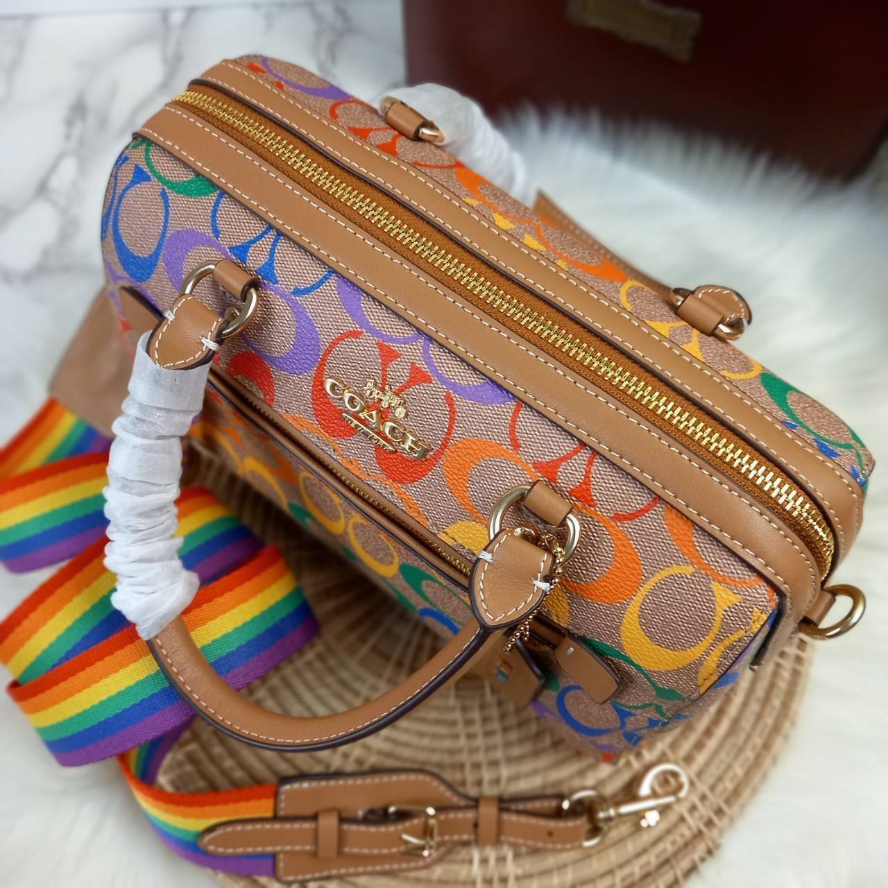 COACH ROWAN SATCHEL IN RAINBOW SIGNATURE CANVAS (COACH C4396)🌈 คอลเลคชั่นที่มาแรงที่สุด ร้อนแรงได้อย่างไม่มีแผ่วลงเลยสักนิด! โดดเด่น สดใส สะดุดตา🌈 ระดับตัวTOP ต้องยกให้เธอเลย กับ COACH ทรงหมอน 10" คอลเลคชั่นนี้// วัสดุหนังแคนว