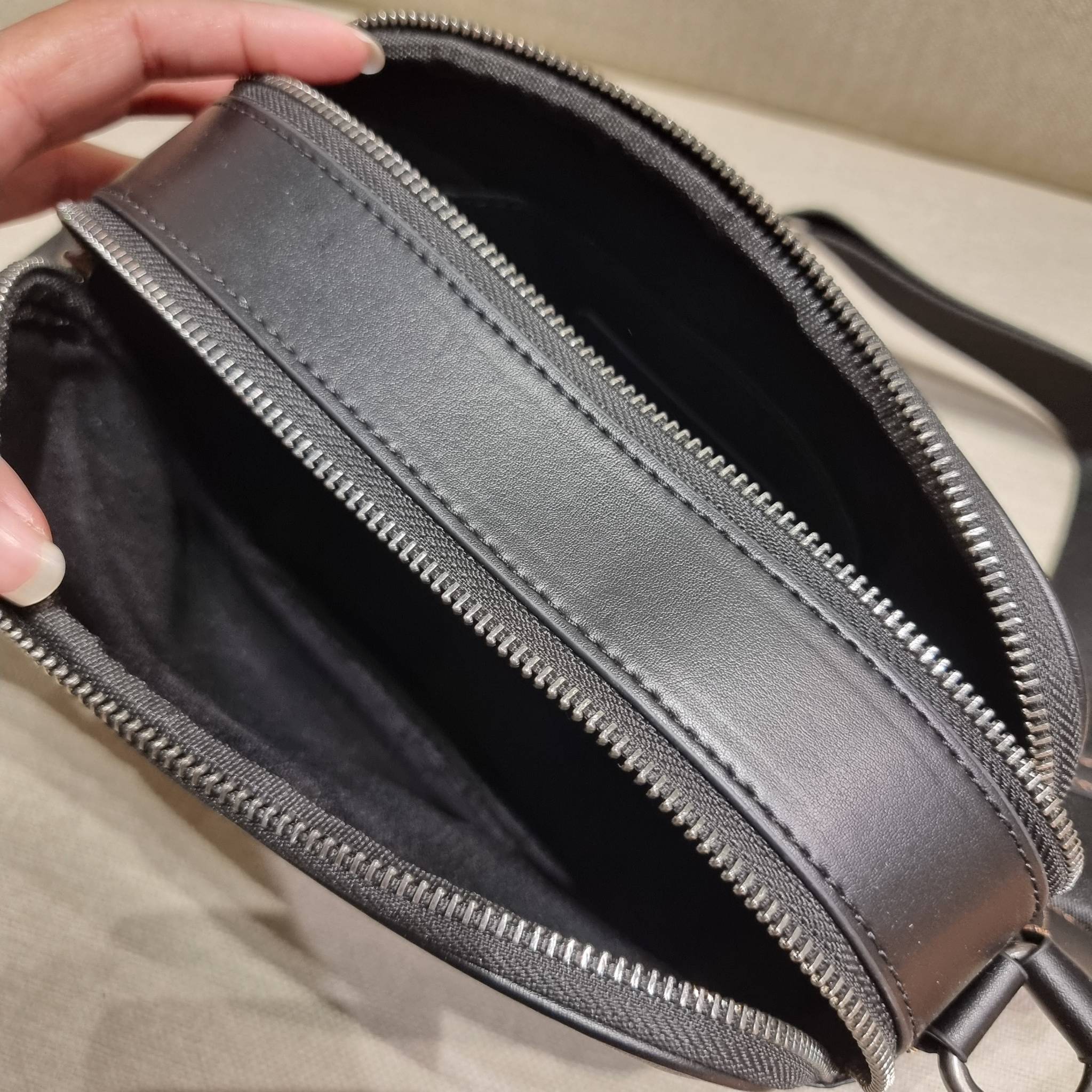 COACH GRAHAM CROSSBODY IN BLOCKED SIGNATURE CANVAS WITH VARSITY STRIPE C9965 อีกหนึ่งกระเป๋าครอสบอดี้รุ่นยอดฮิตสำหรับหนุ่มๆ ที่สาวๆก็ใช้ได้!! ดีไซน์ใหม่เพิ่มดีเทลความแพงไปอีก รูปทรงคลาสสิค ใช้งานสะดวก ง่ายต่อชีวิต วัสดุหนังแคนวาสเคลือบลายสลับหนังแท้ ด้านห