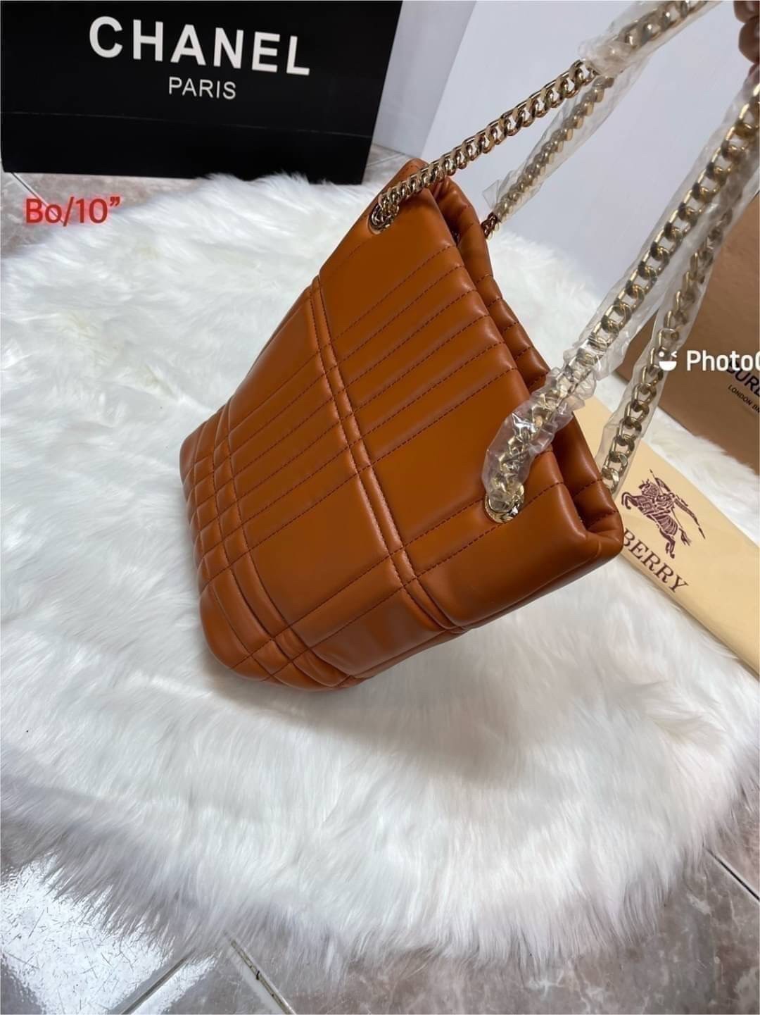 BURBERRY Quilted Leather Small Lola Bucket Bag / BURBERRY FRAGRANCES BAG กระเป๋าทรงโท้ทหนังนิ่มสวยหรูดูดี ภายในโล่งกว้างใส่ของได้เยอะ