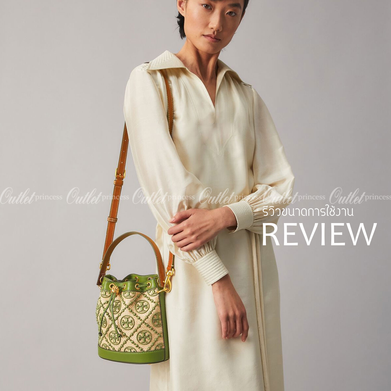 TORY BURCH T MONOGRAM STRAW BUCKET BAG NATURAL/SHISO 🌿สวยงามสะดุดตามากๆค่ะ จัดหนักกันไปเลยจ้า กับรุ่นที่สาวๆรอคอย พร้อมเสิร์ฟความสวยให้ถึงบ้านแล้วน้า กระเป๋าบัคเก็ตทรงยอดนิยม ดีไซน์ใหม่ล่าสุด ยูนีคไม่เหมือนใคร ลายสานเต็มใบพร้อมปักโลโก้เอกลักษณ์สีเ