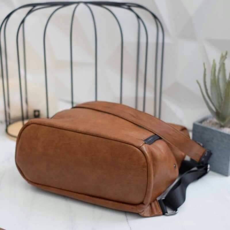 Keep speedy backpack กระเป๋าเป้หนัง ทรงน่ารัก จากแบรนด์ KEEP วัสดุหนังวัวสังเคราะห์เนื้อนิ่ม ลายหนังชัดสวย ด้านหน้ามี 2 zip สะดวกใช้งาน และช่องซิปด้านบนค่ะ มีสายสั้นสะพายไหล่ให้อีก 1 สาย ด้านข้างมีช่องใส่ของซ้ายขวา ด้านหลังมีช่องแยกเก็บของ เพิ่มอีก 1 ช่อง