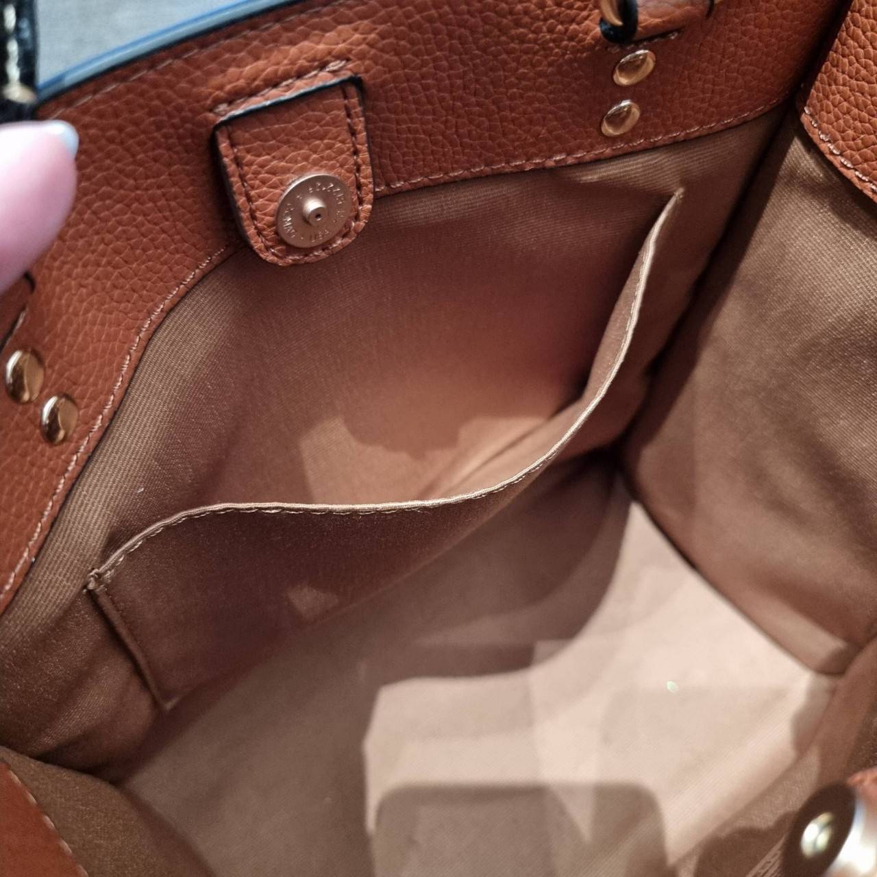 COACH C6918 DEMPSEY TOTE 22 IN SIGNATURE CANVAS WITH DISCO PATCHES คอลเลคชั่นคลาสสิค ที่มาพร้อมดีเทลใหม่ กระเป๋าทรงโท้ท ขนาดน่ารักน่าใช้มากๆ สาวๆถูกอกถูกใจกันนับไม่ถ้วน!! รอบนี้เพิ่มลูกเล่นที่สายสะพาย ดีไซน์กึ่งสปอร์ต ทำให้ใช้งานได้ไม่มีเบื่อ ฟังก์ชั่นการ