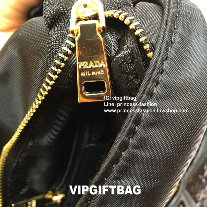 กระเป๋าสะพาย ทรง TOTE จากแบรนด์ PRADA มาค่า ตัวกระเป๋าเป็น nylon ทั้งใบ สะพายเป็น shoulder bag หรือถือได้ค่ะหรือสะพายเป็นเป้ก้ยังได้ ด้านหน้าเป็นลายหมี ปักกลิ้ตเตอร์ + logo brand ใช้แล้วสวยมากๆ อะไหล่ทองหรูมาก จุของคุ้ม ใส่หนังสือหรือของจุกจิกก็ไ้ด้หมด สว