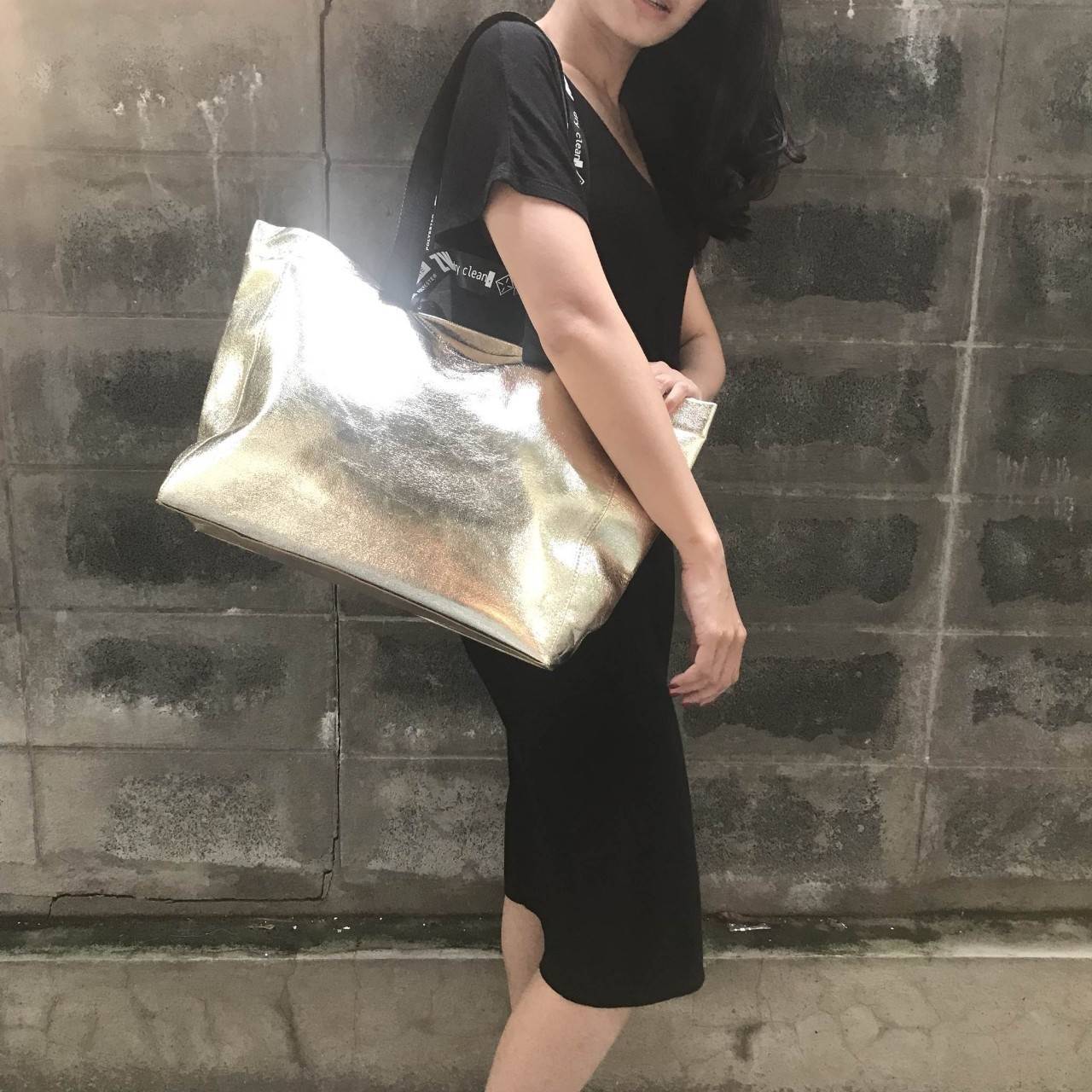 Zara shopper bag กระเป๋าสะพายสี mettalic สุดชิค จากแบรนด์ Zara ค่ะ น้ำหนักเบา สาย print สีดำลายเพิ่มดีเทล มีสายสะพายไหล่ ภายในโล่งกว้าง เปิดปิดด้วยกระดุมแม่เหล็ก ใบนี้จะใช้ไปเรียน ไปทำงานหรือไปเที่ยวก็เหมาะค่ะ