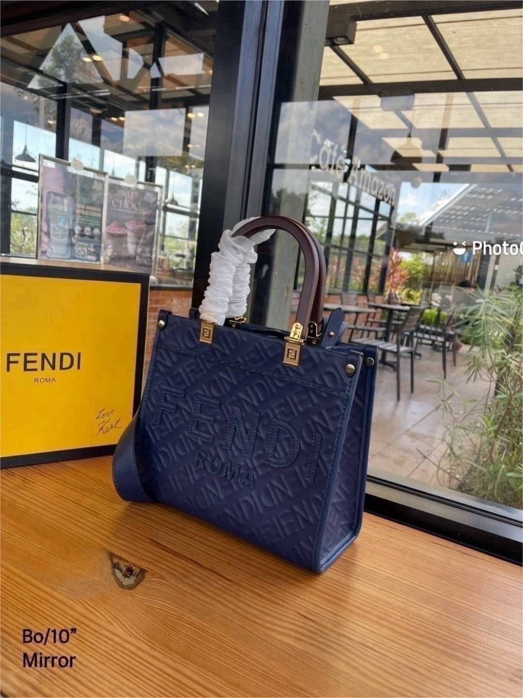 FENDI Sunshine Tote leather shopper Bag กระเป๋าทรงโท้ทงานหนังเต็มใบ สีใหม่สวยโดดเด่น ทรงตั้งสวยอยู่ทรง ปั้มลายแบรนด์เต็มใบ สวยหรูดูแพง