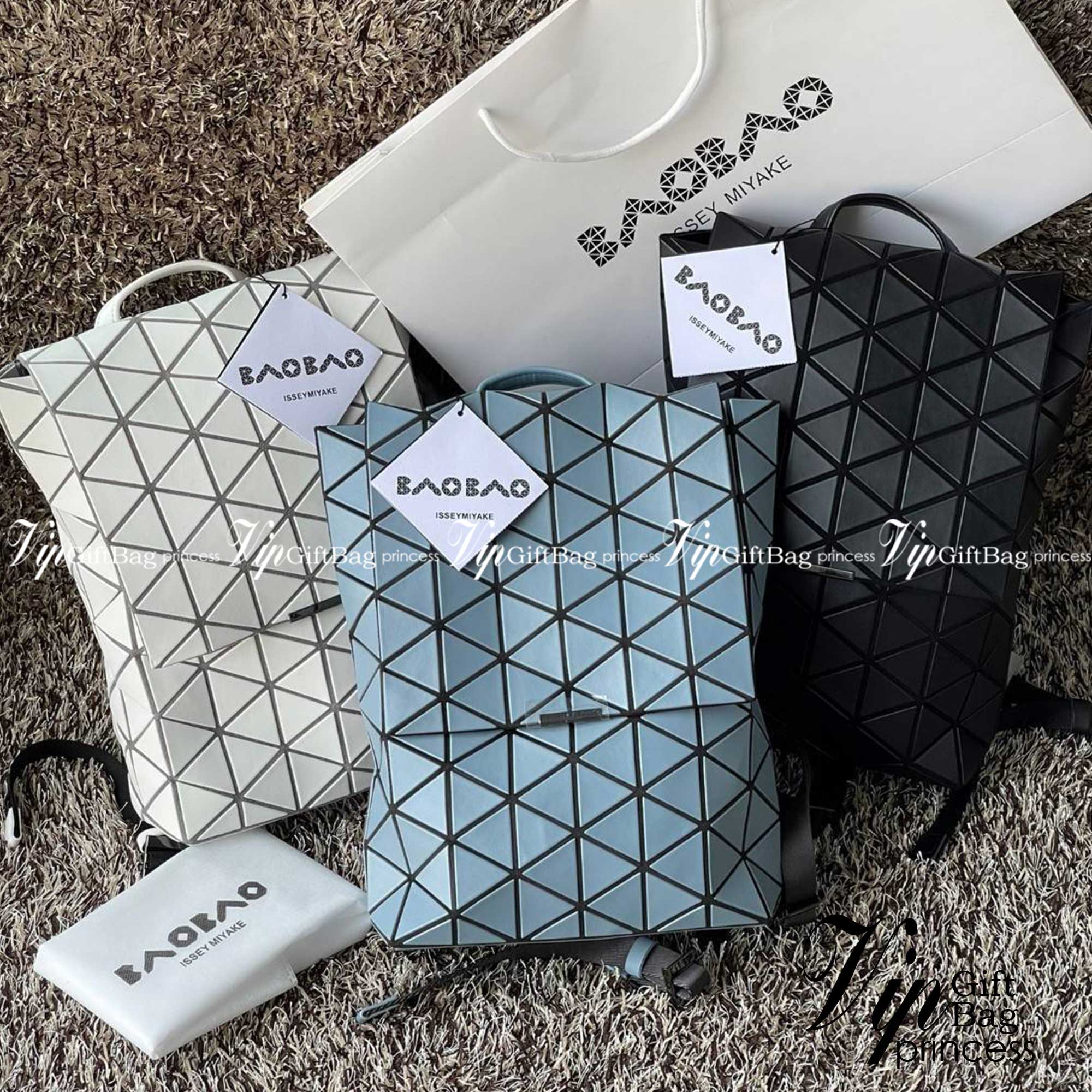 BAO BAO ISSEY MIYAKE Flap Backpacks กระเป๋าสะพายหลังรูปแบบใหม่จะเปิดตัว โดดเด่นด้วยฝาพับรูปสี่เหลี่ยมผืนผ้าที่เปิดและปิดได้ง่าย และรูปทรงแบบมินิมอล เป้สะพายหลังใช้งานได้ดีมาก
