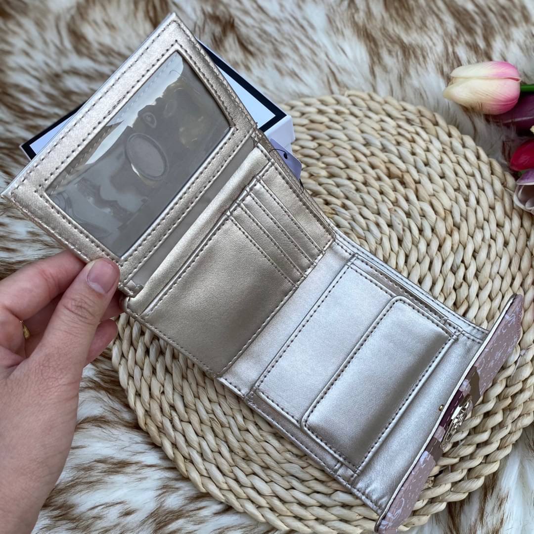 Guess wallet กระเป๋าสตางค์ใบสั้นซิปรอบทั้งใบ หนังลายแบรนด์ทั้งใบด้านหน้าติดโลหะโลโก้แบรนด์ หนังดีงามมาก