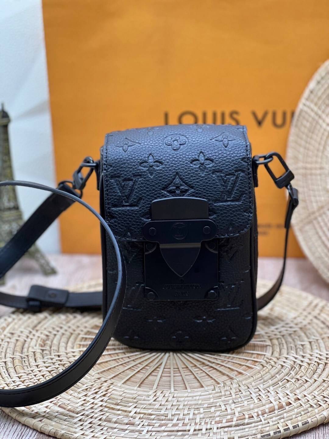 LV S-Lock Vertical wearable wallet / LV Phone bag Black Taurillon Monogram leather Cowhide-leather trim เกรดออริจินอล ใช้ได้ทั้งผู้หญิงผู้ชาย พร้อมส่งที่ไทย ภาพสินค้าถ่ายจากงานขายจริง ใช้งานต่างประเทศได้