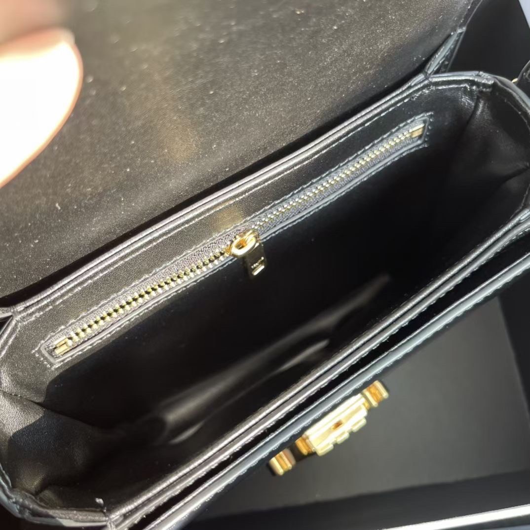 ORI หนังแท้ | CELINE BESACE CLEA IN SHINY LEATHER กระเป๋าสะพายทรงสวย โค้งมนอยู่ทรงพร้อมโลโก้หน้าสีทองสวยหรู Best item ดีไซน์เรียบหรูดูแพง ฮิตสุดในเกาหลี ใช้ได้ทั้งชายหญิง