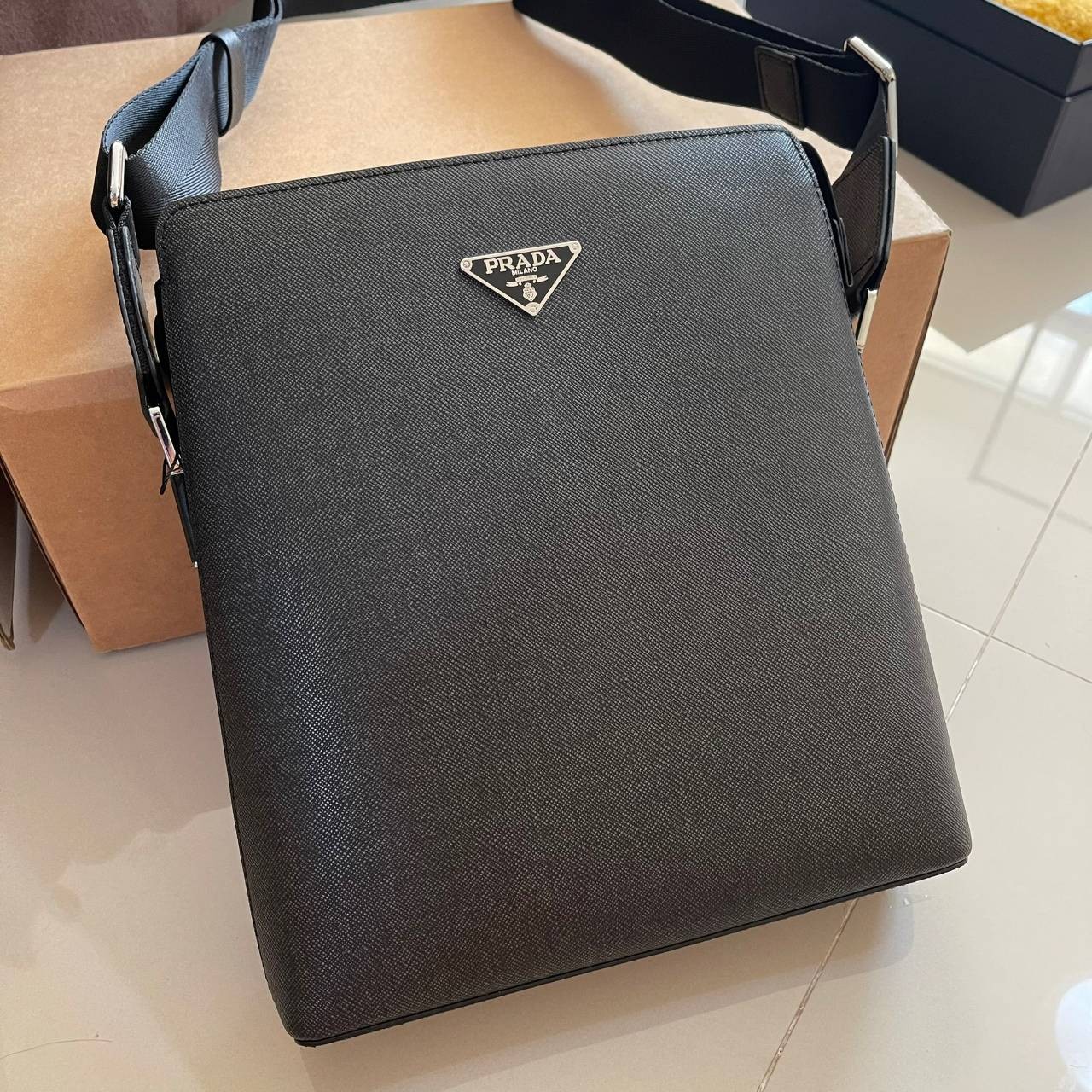 หนังแท้ PRADA SAFFIANO MAN BAG รุ่นตามหา Rare item!! กระเป๋าสะพายข้างคุณผู้ชาย งานสวยมาก เป็นหนังแท้ทั้งใบ ใส่ ipad ได้ จุของได้เยอะพอสมควรเลยค่ะ งานเรียบแต่หรูสุดๆ คุณภาพเกินราคาจริงๆ ค่าา