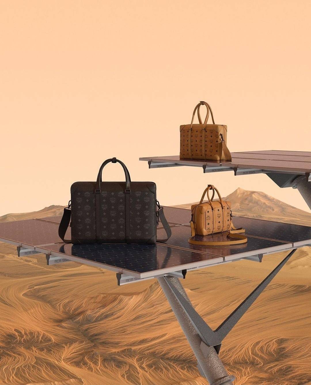 M.C.M SMALL E/W SOFT BERLIN CROSSBODY IN VISETOS ไอเท็มใหม่ในดีไซน์ทรงกระเป๋าเดินทางแบบคลาสสิค ย่อส่วนมาให้ใช้งานได้แบบสบายๆ พกพาสะดวก แมทช์ได้ทุกสไตล์ ใช้ได้แบบ unisex ใช้งานง่ายด้วยหูจับในตัว และซิปหลัก อะไหล่สีดำดูมีมิติตัดกับสีน้ำตาลคอนยัคได้เป็นอย่าง