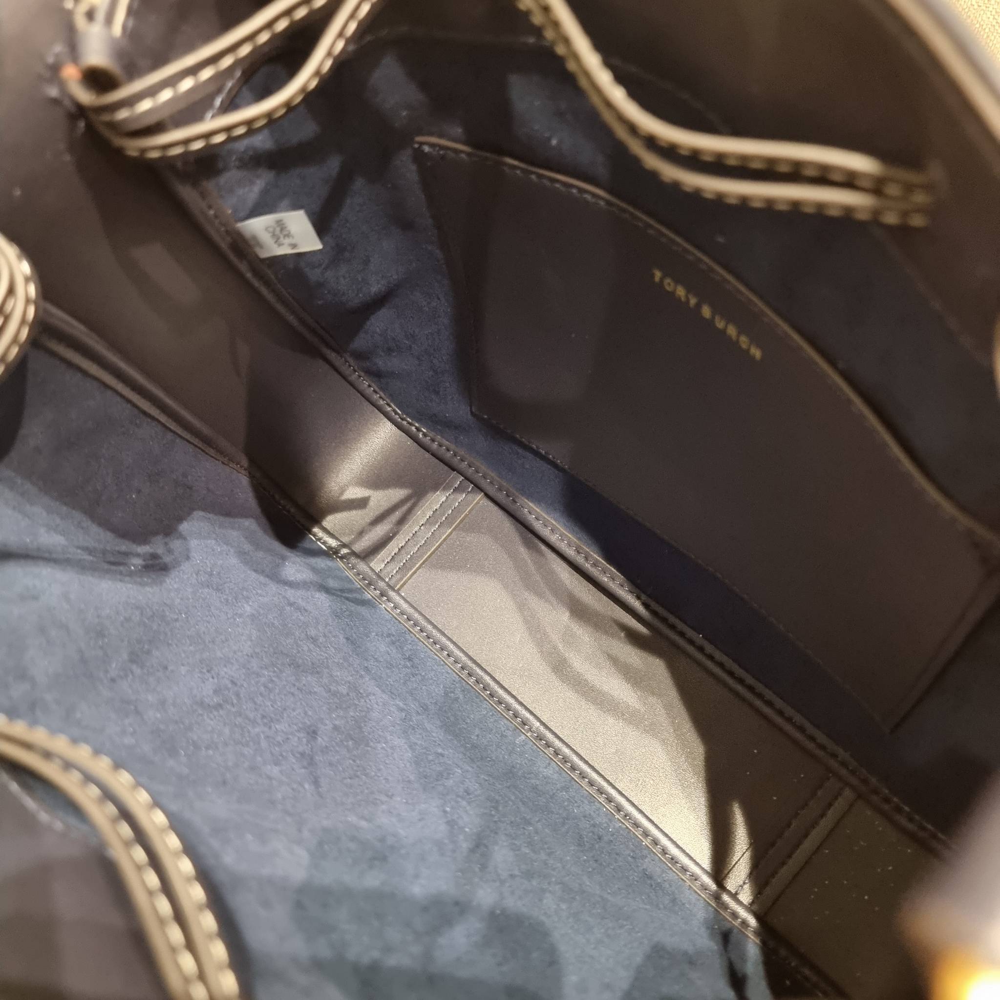 TORY BURCH T MONOGRAM JACQUARD BELL BAG คอลเลคชั่นใหม่ กับกระเป๋าลายโมโนแกรมยอดฮิต ที่มาในรูปทรงดีไซน์สวยเก๋ ชิคๆคูลๆ รับรองว่าไม่มีเกร่อ ตัวกระเป๋าทรงเหลี่ยม รูปเก็บทรงได้ในส่วนของปากกระเป๋า หรือไม่รูด ก็ได้ความสวยไปอีกแบบ วัสดุผ้า jacquard ตัดสลับหนังแท