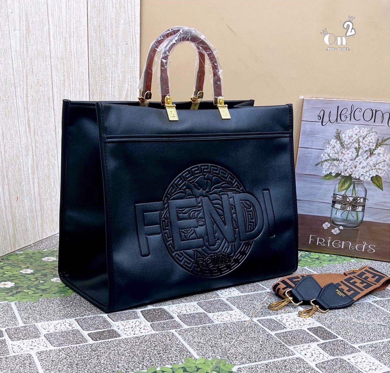 Fendi x Versace Shopping bag / FENDI Tote bag กระเป๋าสะพายทรงโท้ท ใบใหญ่ อะไหล่สีทองหรูหรา ใช้งานได้ทุกลุค เกรดงานสวย ใช้ได้ Everyday Look เลยค่า
