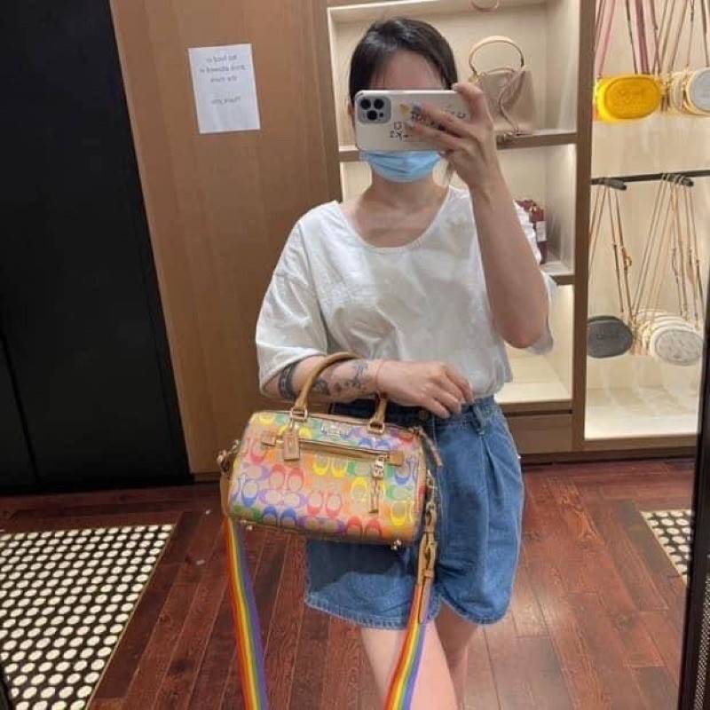 COACH C4396 ROWAN SATCHEL IN RAINBOW SIGNATURE CANVAS กระเป๋าทรงหมอนยอดฮิต คอลเลคชั่นที่สวยโดดเด่น ด้วยดีไซน์เรนโบว์ สดใส!! รูปทรงสวยงาม คลาสสิค และใช้งานได้อย่างกระฉับกระเฉง วัสดุหนังแคนวาสเคลือบลาย ทนทาน ภายในโล่งกว้าง มีช่องซิปและแบ่งสัดส่วนได้ลงตัว บอ