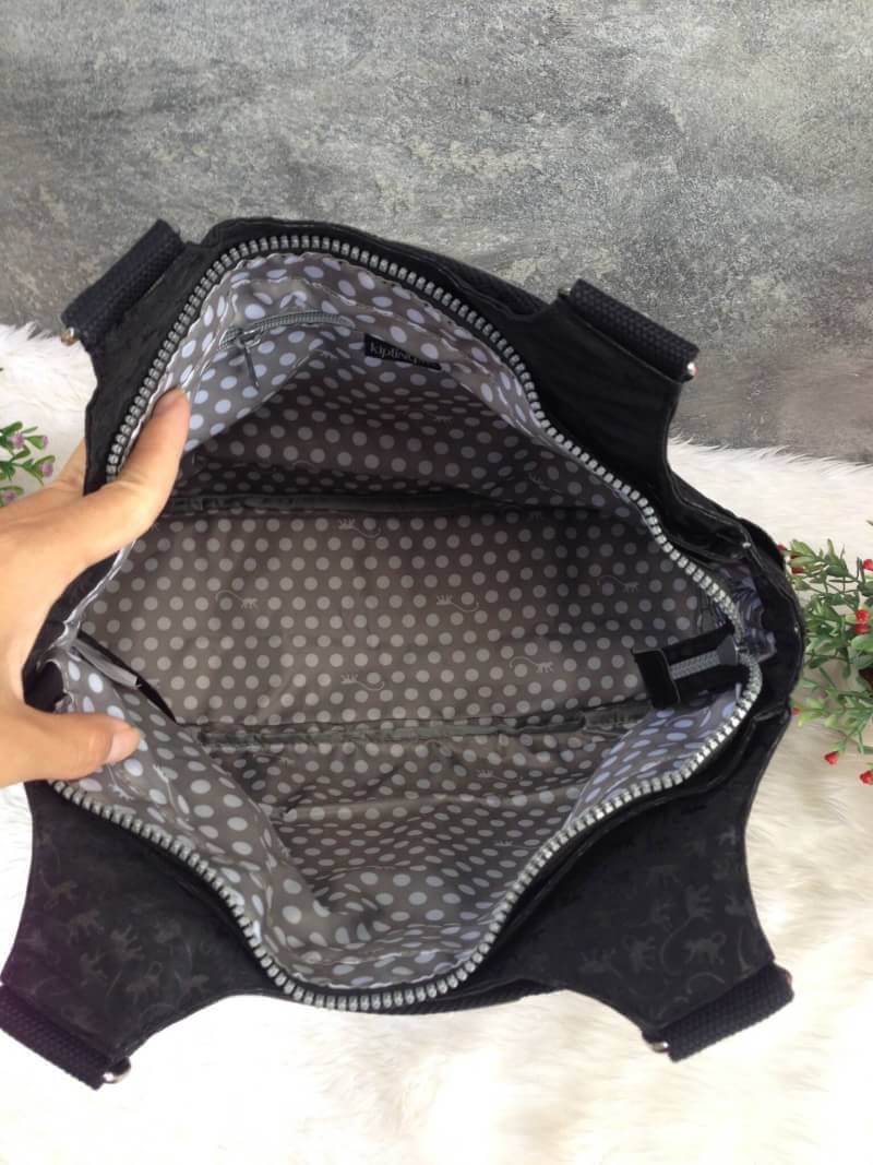 Kipling รุ่น Cicele กระเป๋าสะพายไหล่ใบใหญ่ สวยน่ารัก ตัวกระเป๋าด้านในเป็นช่องโล่งแบบปิดเปิดด้วยซิป มีช่องซิปด้านใน ด้านข้างกระเป๋า มี 2 ช่อง ปิดเปิด ด้วยเทป พร้อมที่ใส่โทรศัพท์ ปากกา และ MP 3 ในส่วนด้านใน และ ด้านข้างกระเป๋า ซ้าย-ขวา เป็นช่องขนาดเล็กสำหรั