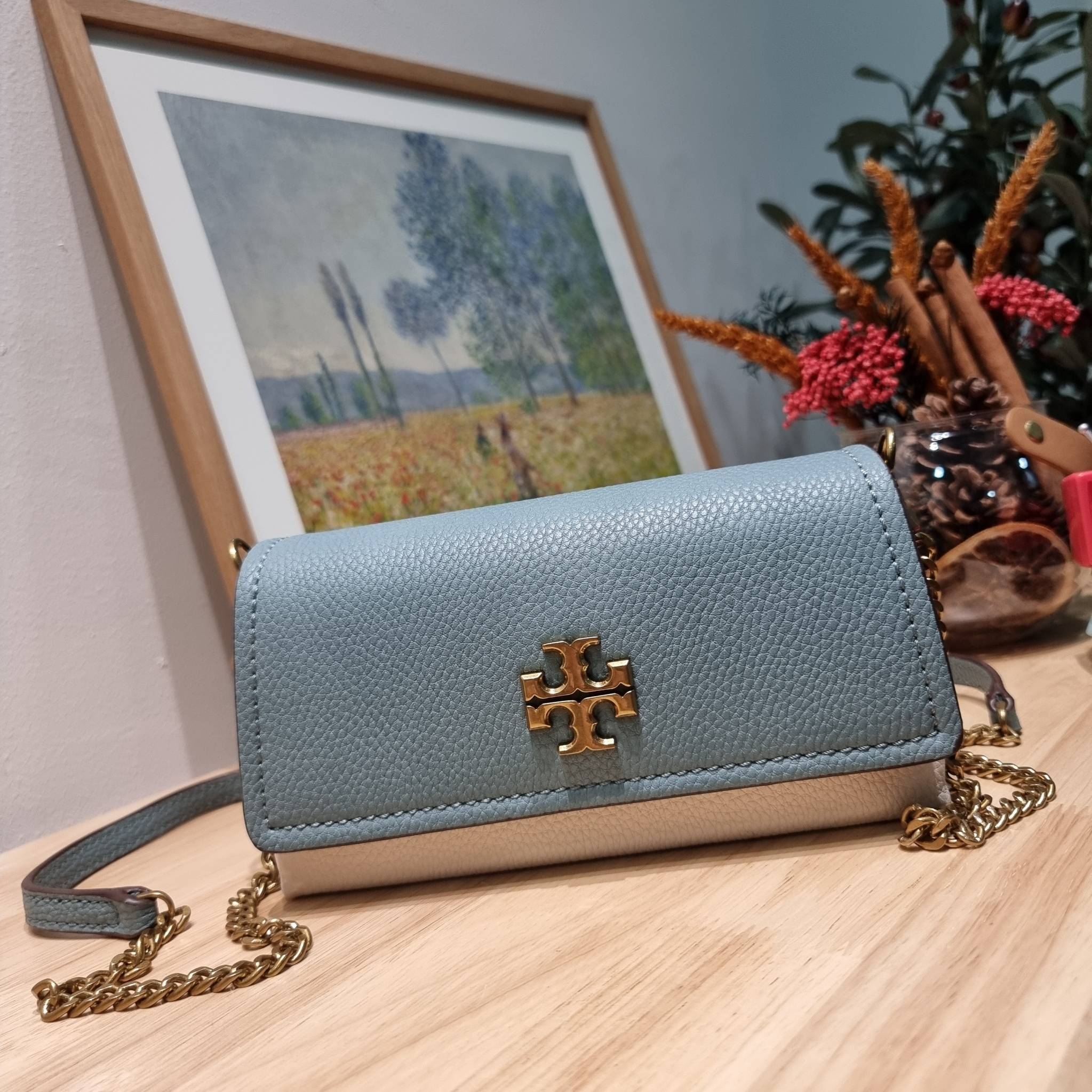 TORY BURCH LIMITED-EDITION MINI BAG รุ่นลิมิเต็ด ที่ sold out ไปแล้วหลายช็อป มีมาให้ช้อปที่นี่! กับกระเป๋าสะพายข้างทรงผู้ดี ไซส์มินิ ที่ผลิตมาในจำนวนจำกัด โดดเด่นด้วยอะไหล่ทองคลาสสิคหรูหรา และสายสะพายโซ่สลับหนัง ทำให้สะพายได้โดยไม่เจ็บไหล่