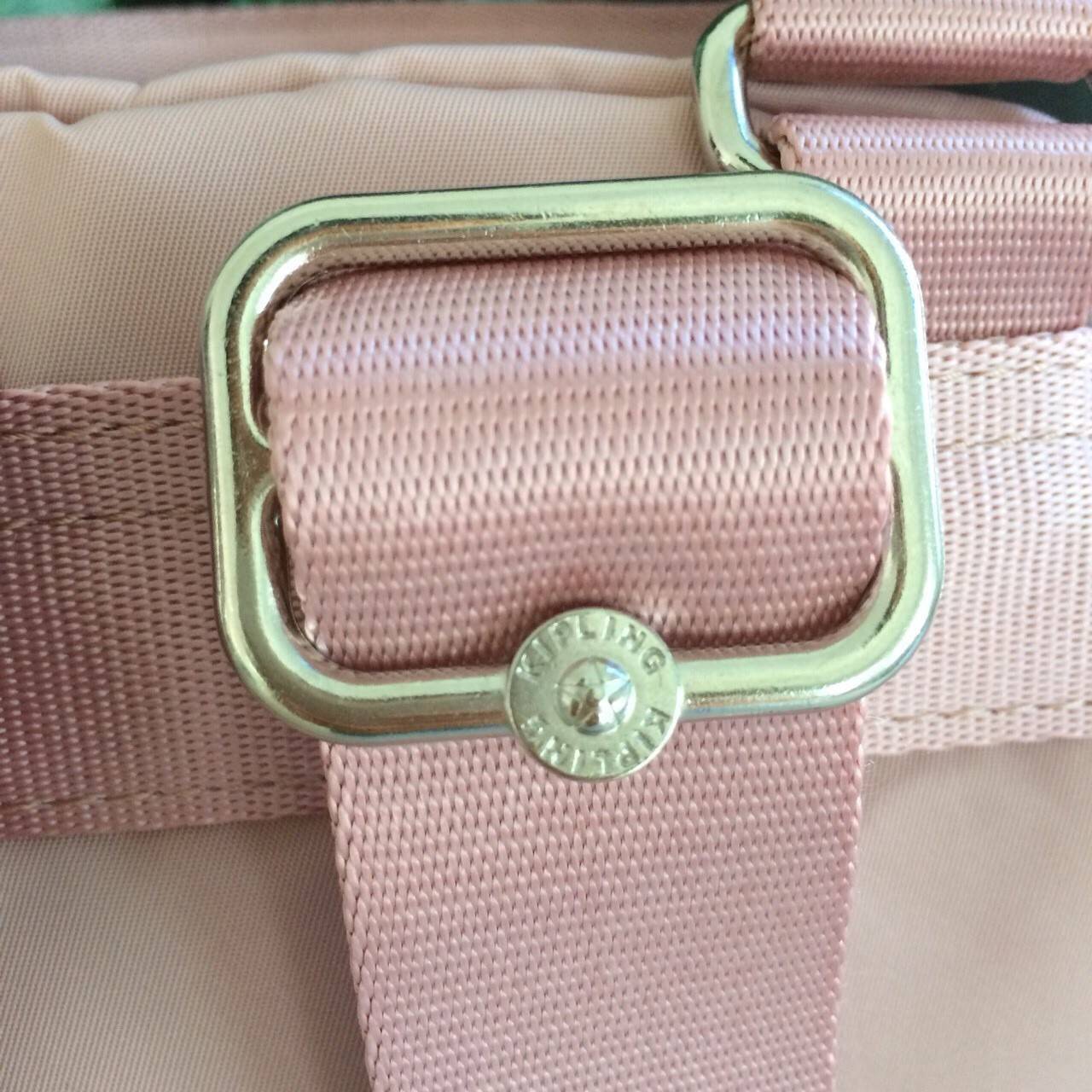 kipling mini bagpack กระเป๋าเป้ขนาดกลางกำลังดี วัสดุไนลอนกันน้ำ ปานกลาง ด้านหน้ามีช่องเล็ก โลโก้แบรนด์ มาพร้อมพวงกุญแจ ลายหินอ่อนรูปหัวใจ ช่องใหญ่เปิดปิดด้วยซิปบน ภายใน แบ่งช่องเป็นสัดส่วน มีช่องเล็ก และช่องซิปค่ะ