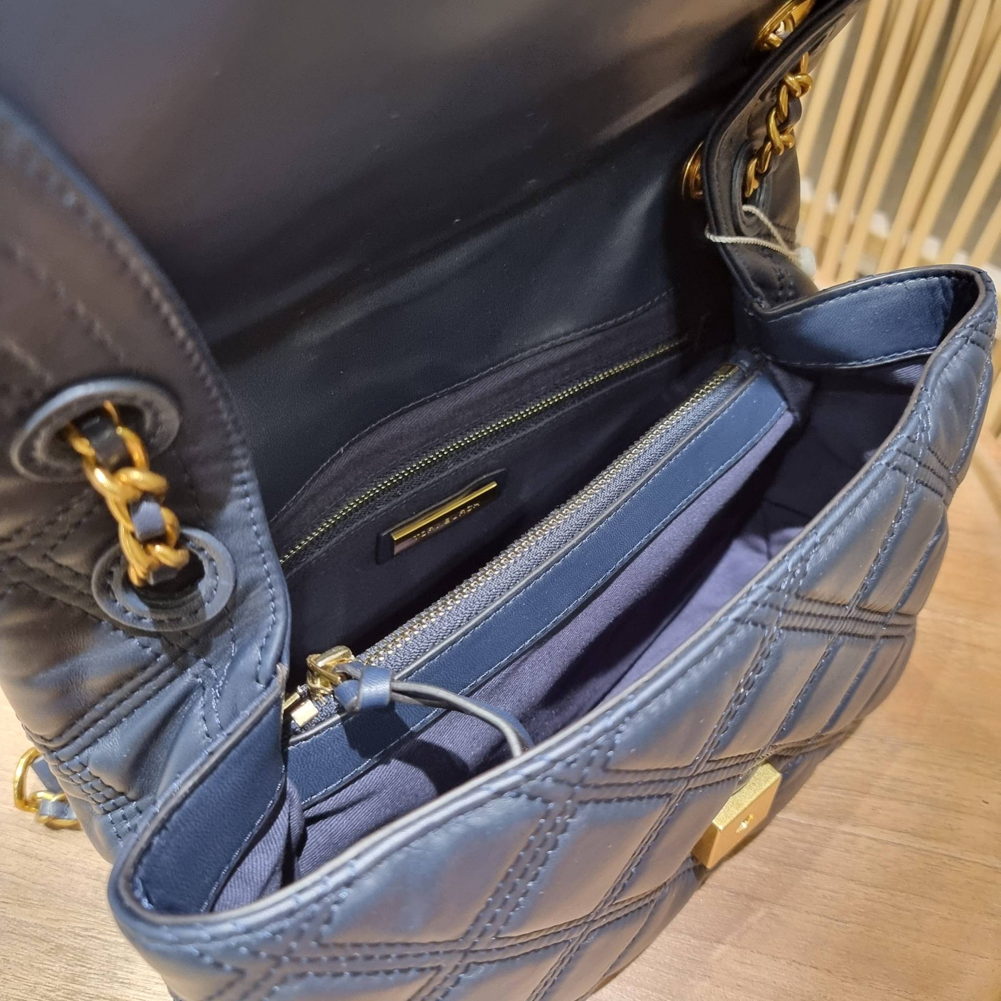 TORY BURCH FLEMING SOFT CONVERTIBLE SHOULDER BAG รุ่นหายากที่สาวๆตามหา มาพร้อมเสิร์ฟความสวยถึงบ้านไปเลยจ้า รอบนี้คัดสีสวยๆมาให้ได้ช้อปกันอย่างจุใจไปเลย กระเป๋าสะพายไหล่ หนังแท้นิ่มเต็มใบ สวยหรูดูแพง เปิด-ปิดด้วยตัวกดล็อคแน่นหนา สายสะพายในตัวปรับใช้ได้ 2 แ