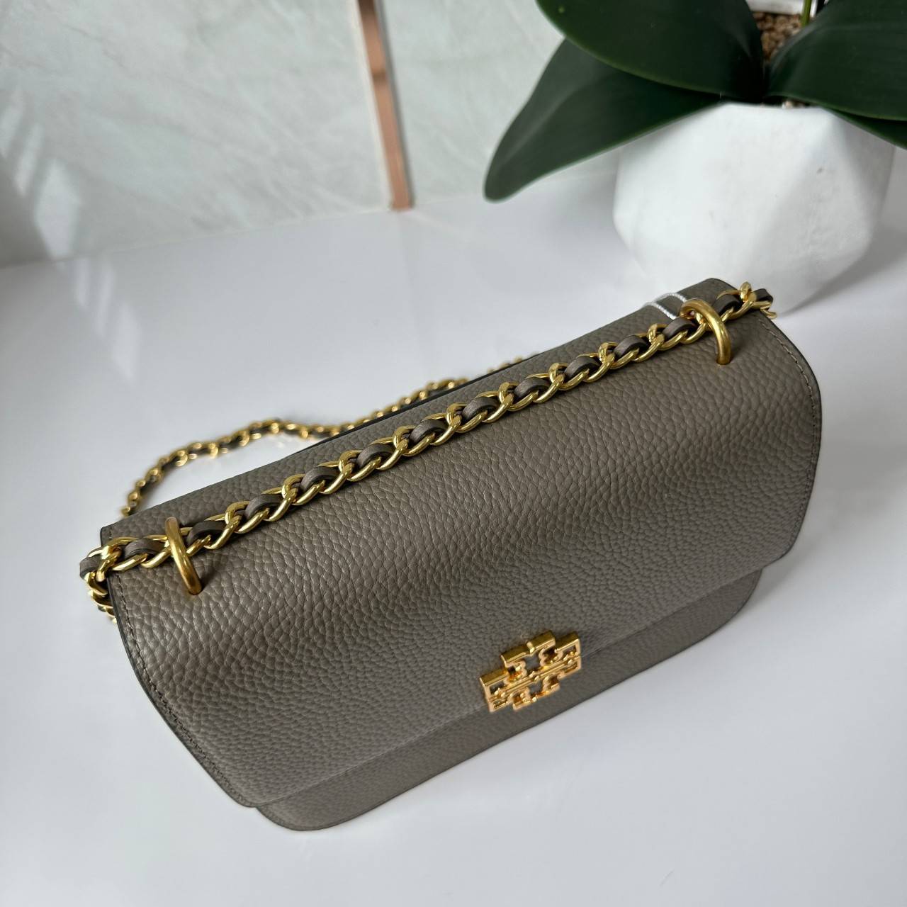 Tory Burch Britten Small Convertible Shoulder Bag คอลเลคชั่นใหม่สุดเรียบหรู กระเป๋าสะพายไหล่หรือสะพายข้าง วัสดุหนังอย่างดี ภายในแบ่งช่องเป็นสัดส่วน