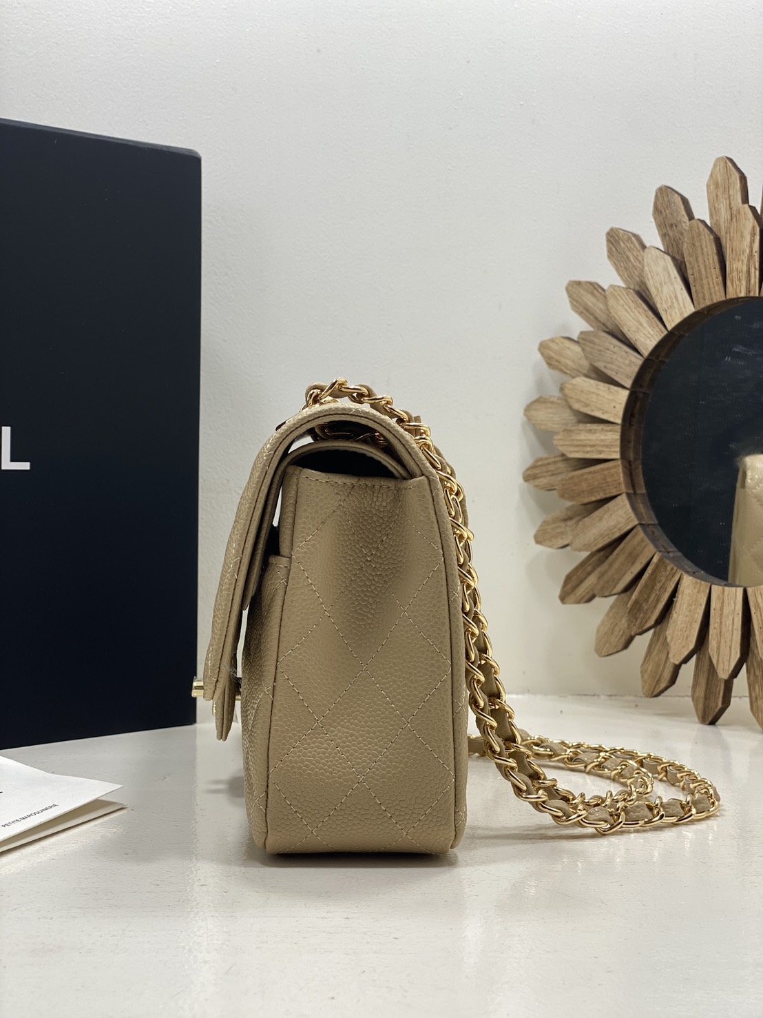 ORI หนังแท้ | CHANEL Classic Medium Flap Bag 25cm กระเป๋าสะพายคลาสสิกรุ่นยอดนิยมตลอดกาล ดีไซน์เรียบหรูหราขับผิว งานหนังแท้ อะไหล่ทองหรูหรา สุดยอดเดอะเบสท์ไอเท็ม