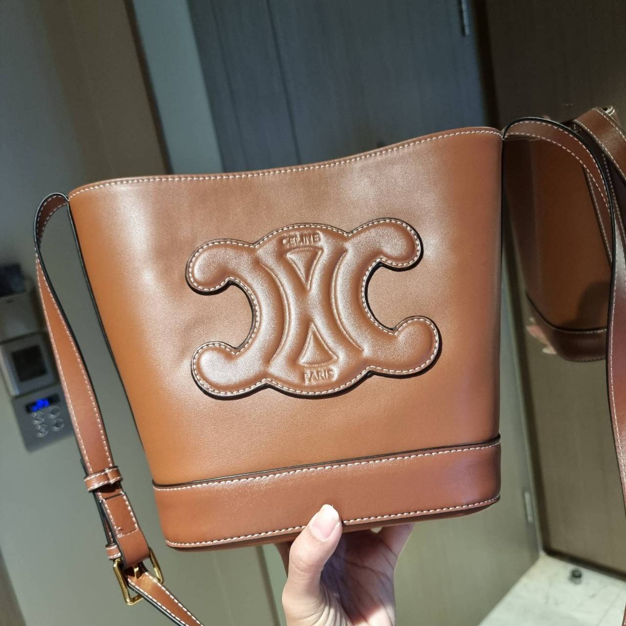 VIP 】CELINE BUCKET BAG CUIR TRIOMPHE คอลเลคชั่นใหม่ ฮิตข้ามปี กับกระเป๋าสะพายทรงถัง ใช้งานง่ายที่สุด สายสะพายในตัว ปรับใช้ได้เลย วัสดุหนังวัว เรียบหรู ผู้ดีไปอีก โดดเด่นด้วยโลโก้เอกลักษณ์ มีกระดุมปิดที่ปากกระเป๋า ภายในโล่งกว้าง ใส่ของแบบจุๆไปเลย เป็นรุ่นท