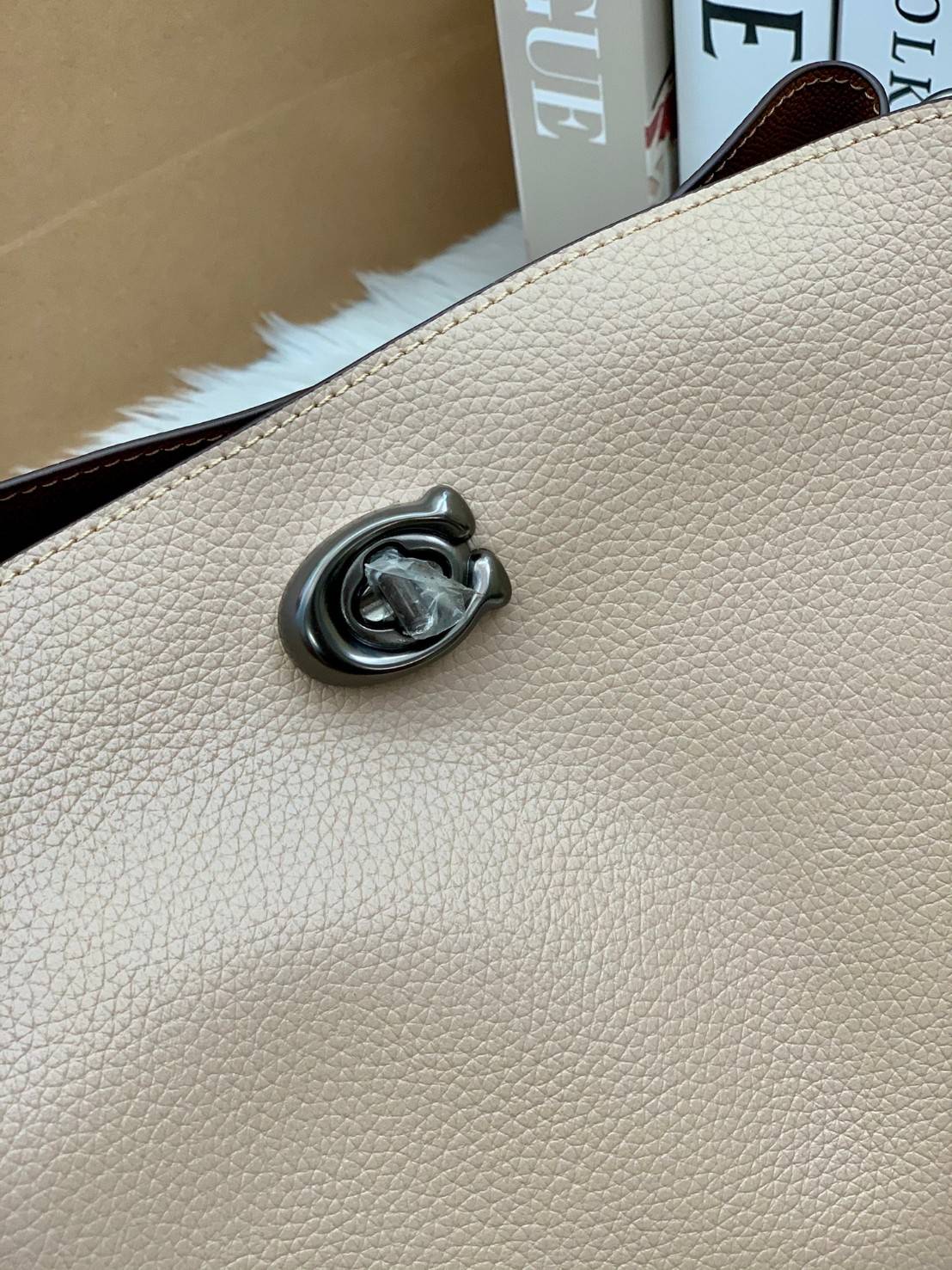 COACH WILLOW SHOULDER BAG ((C2745//C2590//C2621)) พร้อมส่งที่ไทย รุ่นแนะนำค่ะ🔥🔥 🔺กระเป๋าหิ้ว//คล้องไหล่//สะพายข้าง สุดคุ้ม! หนังแท้ชั้นดี ได้ไปหลงรักแน่นอนค่ะ หนังสวยมากๆ😘 🔺ตัวกระเป๋าแบ่งเป็นสองช่องหลัก ด้านนึงเป็นแ