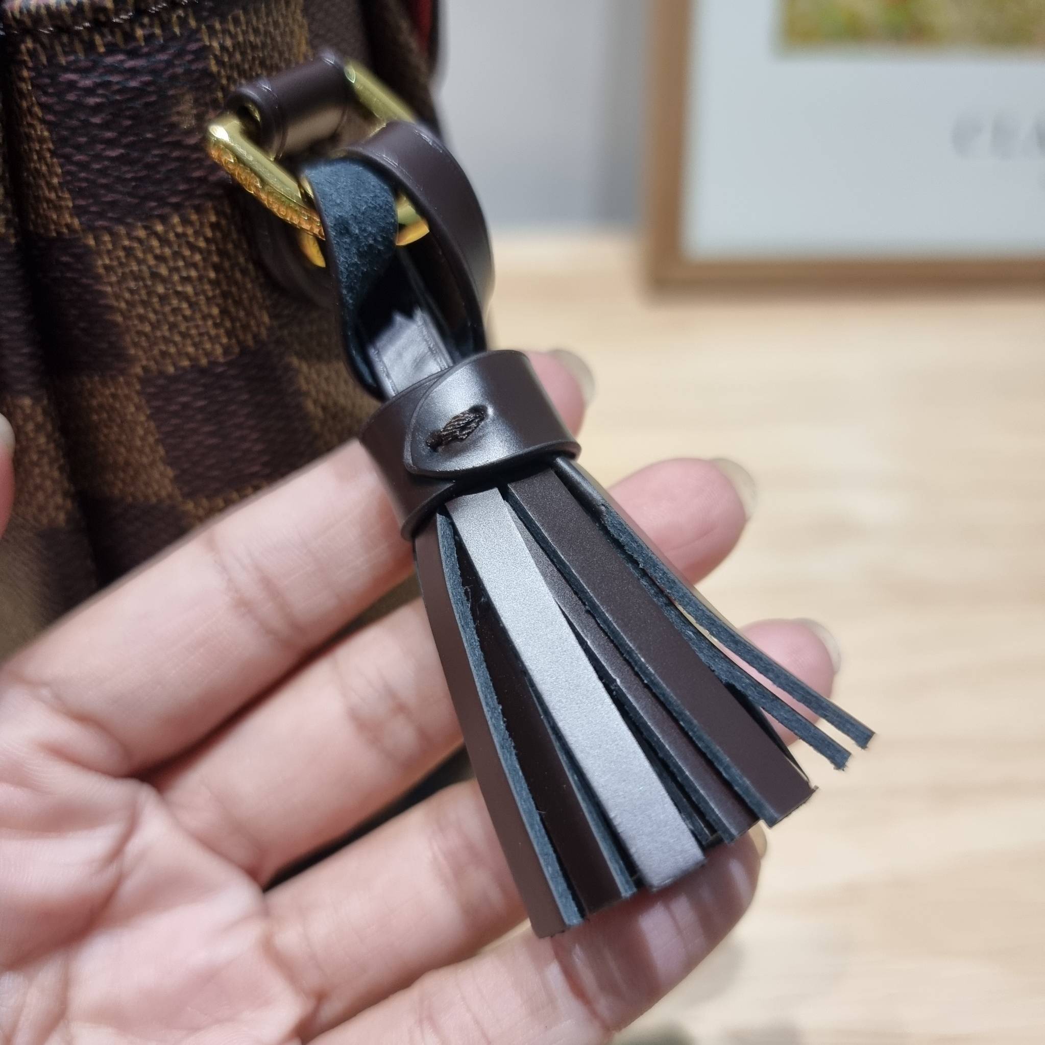 LV CROISETTE CROSSBODY BAG ให้สาวๆได้สวย ในราคาจับต้องได้ กับกระเป๋าสะพายข้าง ดีไซน์ลวดลายตารางเอกลักษณ์ คลาสสิคแต่ดูผู้ดี วัสดุหนังแคนวาส เปิด-ปิดด้วยตัวล็อคแน่นหนา ภายในโล่งกว้าง ใส่ของสำคัญได้ครบถ้วน สายสะพายถอดออกได้ ปรับได้ มีหูจับในตัว ถือเก๋ๆ หรือจ