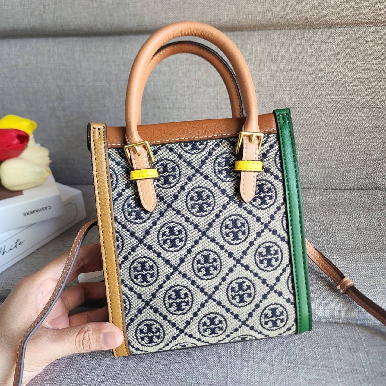 TORY BURCH T MONOGRAM COLORBlOCK JACQUARD MINI TOTE คอลเลคชั่นใหม่ล่าสุด ครอบครองก่อนใคร ไอเท็มยุคนี้รุ่นที่ควรมีติดตู้คะสาวๆ วัสดุ jacquard สลับหนังแท้ หูจับ มาพร้อมสายสะพายข้างหนังแท้ ปรับระดับได้ สายสามารถถอดออกได้ ภายในเป็นช่องโล่ง ใส่มือถือได้ กระเป๋