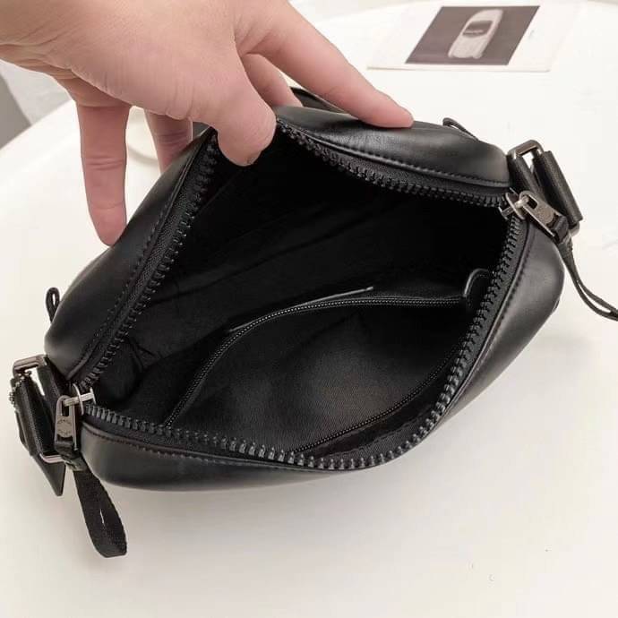 COACH EDGE CROSSBODY IN SIGNATURE CANVAS กระเป๋าสะพายครอสบอดี้ร์ วัสดุหนังแท้ หนังนิ่มอย่างดีค่ะ ด้านหน้ามีช่องซิปซ่อนให้หนึ่งช่อง เปิดปิดช่องหลักแบบซิปคู่ภายในกว้าง ใส่ของได้จุเลยนะคะ มีช่องซิปและช่องเล็กให้อีก2ช่อง;ด้านหลังกระเป๋าเป็นช่องโล่งใส่ของอีกช่