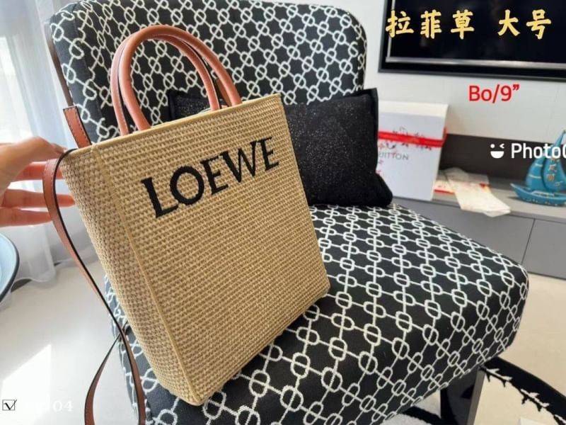 Loewe Leather-trimmed Raffia Tote / Loewe Tote Bag กระเป๋าโท้ท รูปทรงสวยงามสานเต็มใบ และยังโดดเด่นด้วยโลโก้ สีโทนอุ่น ทำให้ไอเท็มนี้ ภายในกระเป๋าใหญ่โล่งกว้าง ใบนี้เหมาะกับสายแฟชั่นมากๆ