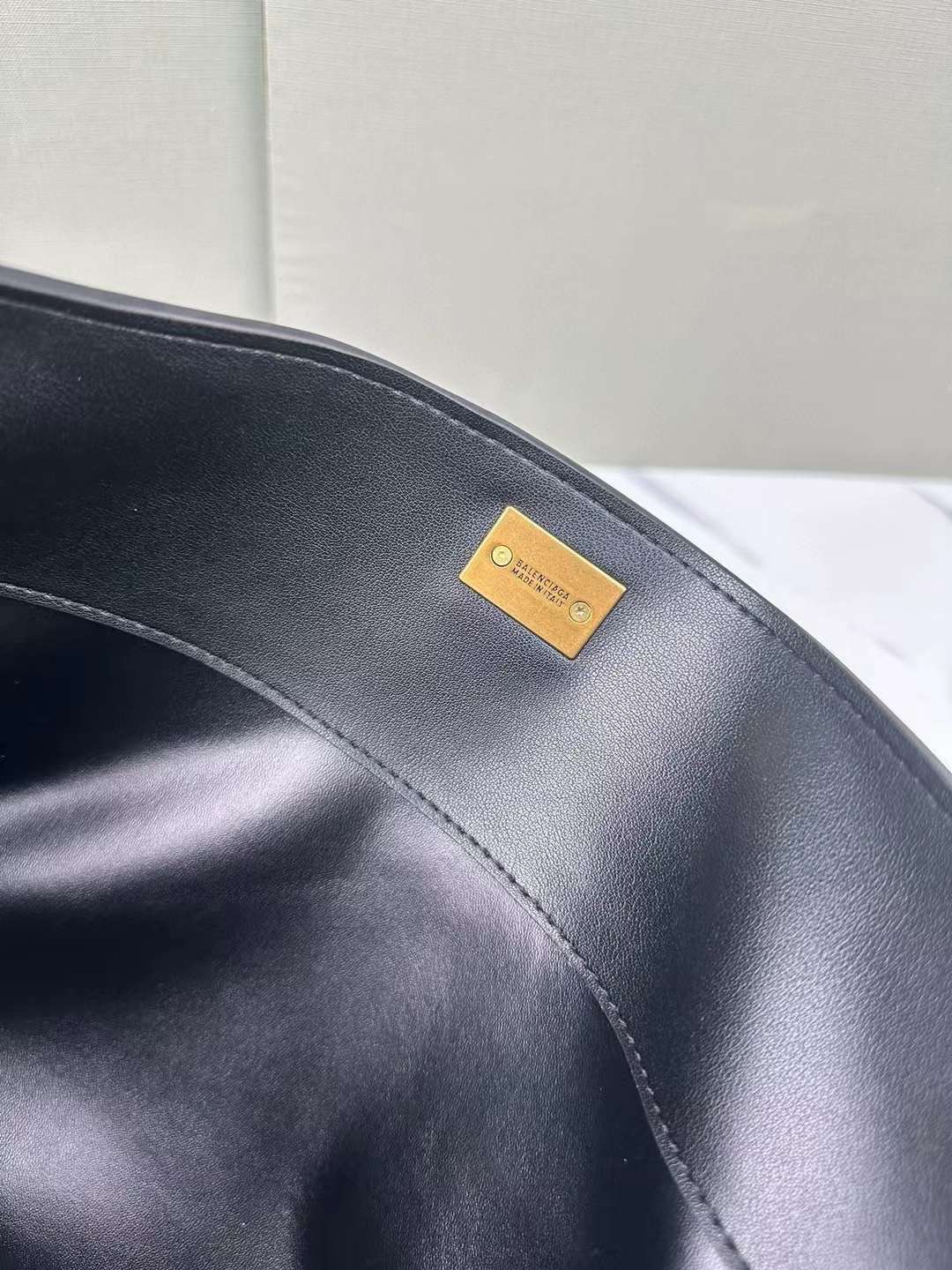 Balenciaga Rodeo Medium Handbag in Black 35cm กระเป๋าสะพายหนังเรียบผิวสัมผัสนุ่มสบายผิว ดีไซน์เรียบหรูตามเอกลักษณ์ของแบรนด์ ภายในโล่งกว้าง จุของได้เยอะ ใบจริงน้องสวยน่าใช้มาก จัดให้ครบเซ็ทในราคาน่ารัก ห้ามพลาด!!