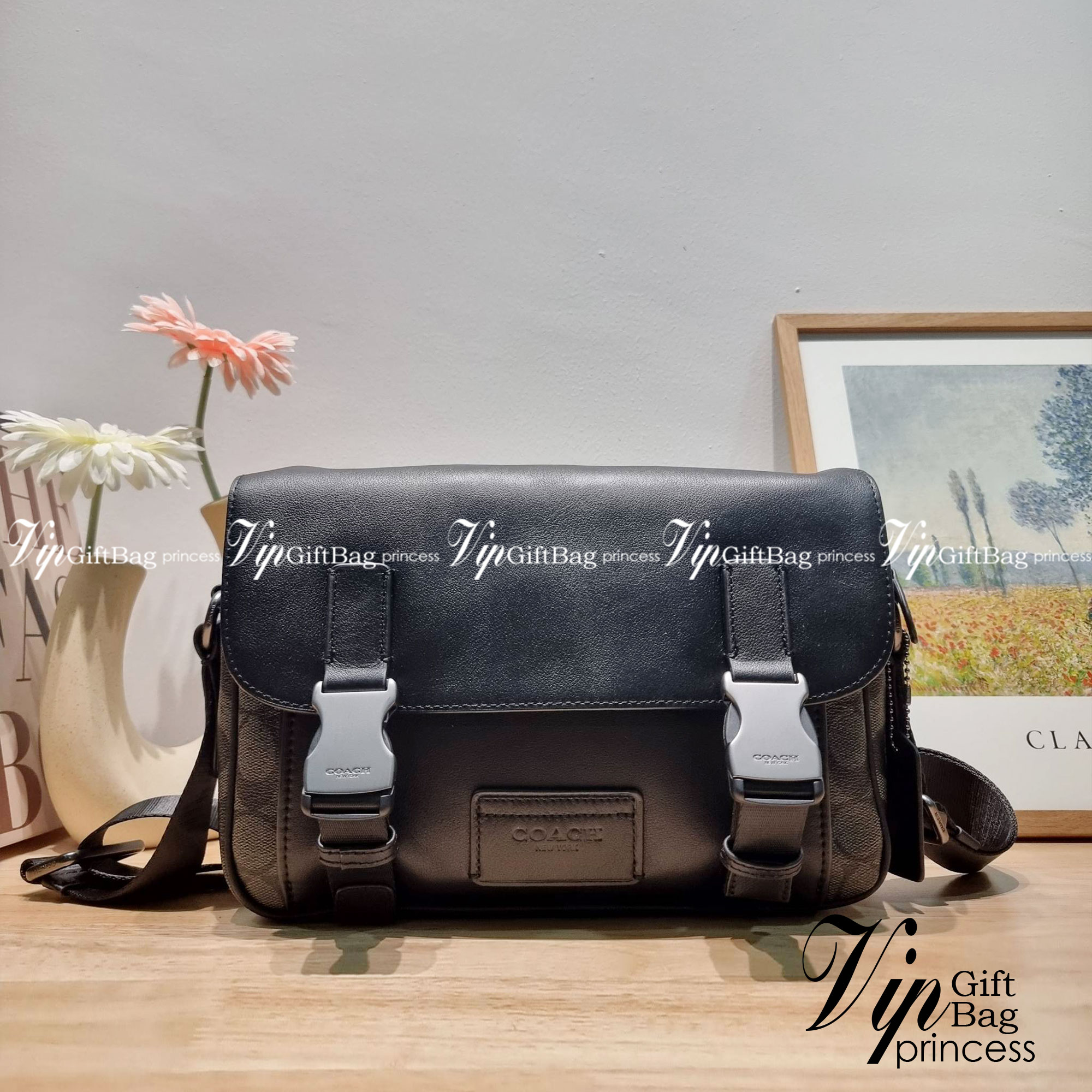 Coach Track Crossbody In Signature Canvas C3747 หล่อบอกต่ออีกหนึ่ง กระเป๋าสะพายทรงแมสเซ็นเจอร์ รุ่นเอาใจหนุ่มๆ ดีไซน์คลาสสิค สุดหรู ดูแพง วัสดุหนังแท้สลับหนังแคนวาส ฝากระเป๋ามีตัวล็อคแน่นหนา เปิดมามีซิปปิดกันหล่นได้อีก ด้านหลังมีช่องย่อย ภายในโล่งกว้าง แบ