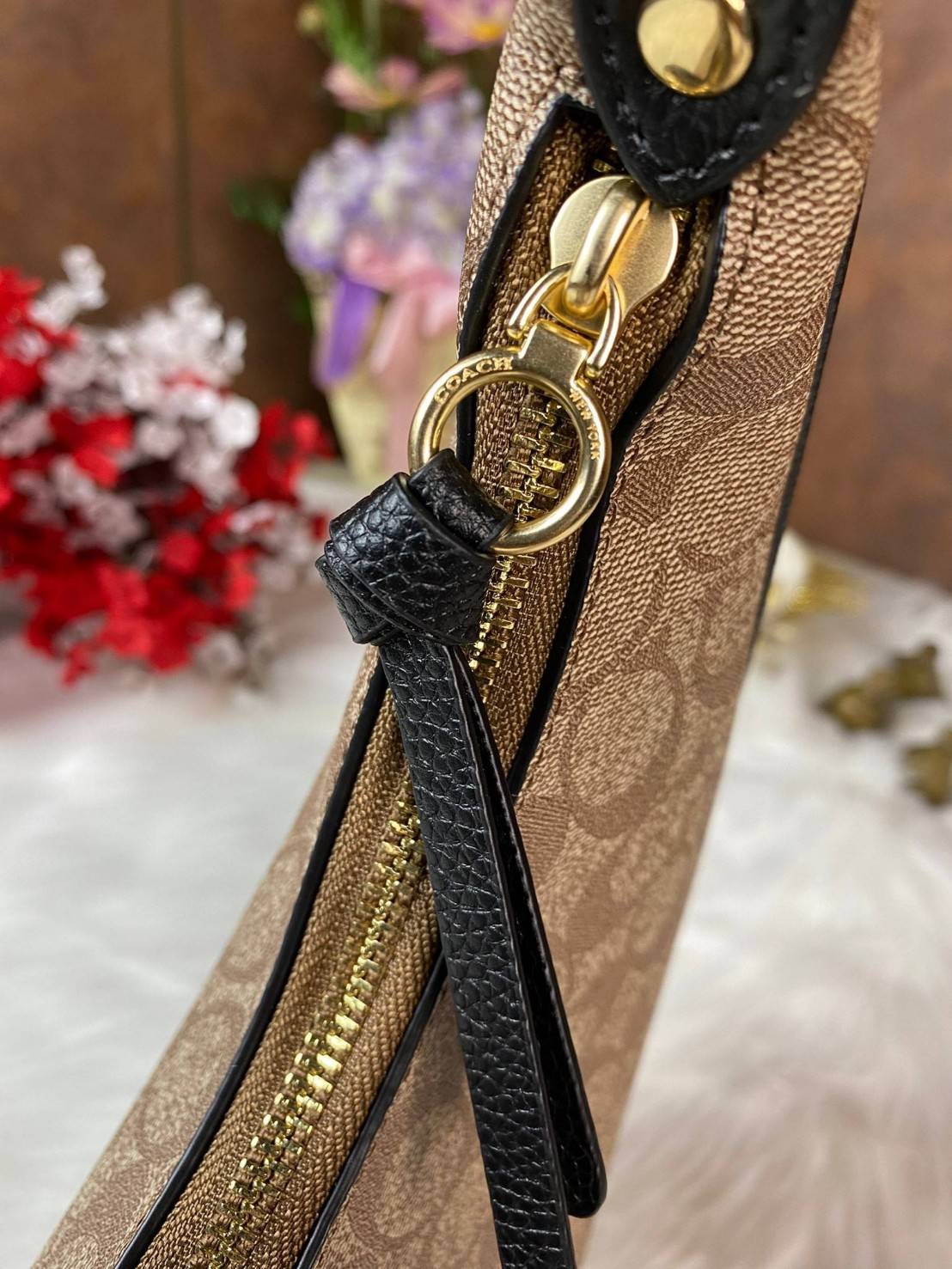 Coach Bailey Hobo With Whipstich Shoulder Bag (coachc1322) กระเป๋าcoach ทรงโค้งใช้แบบหิ้วหรือคล้องไหล่ก็ดูดี ใช้วัสดุหนังแท้ชั้นดี หนังสวยมากๆค่ะ ด้านหน้าใช้อะไหล่แบรนด์ตัวใหญ่ หรู ดูสะดุดตามีเดียว จุดเด่นตรงสายคือร้อยหนังเป็นสีเข้ากับตัวกระเป๋าได้สวยงาม 