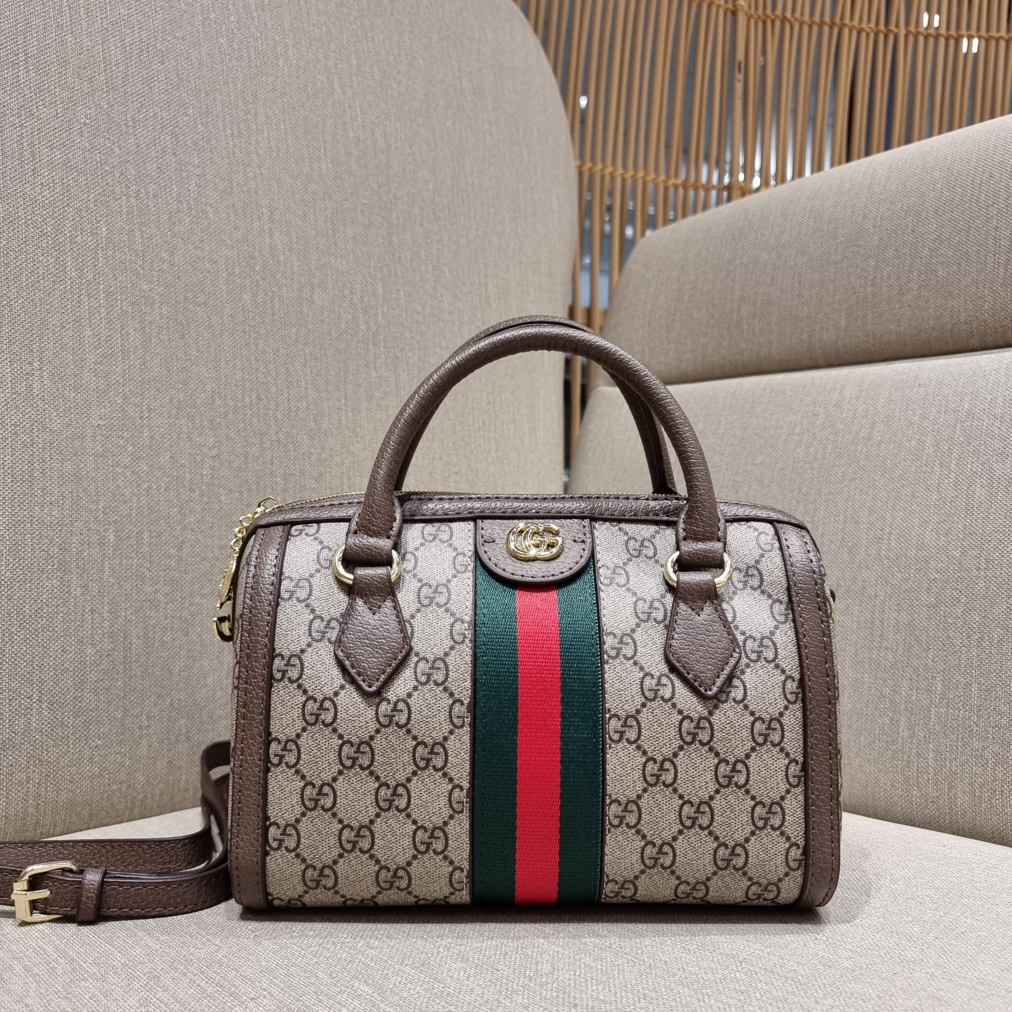 VIP 】GC CLASSIC DUFFLE BAG VIP GIFT กระเป๋าถือทรงหมอนสวยคลาสสิค สินค้าพิเศษจากเคาน์เตอร์ duty free แถมฟรี!! โบว์ผ้าลายแบรนด์ สำหรับตกแต่งหูกระเป๋า ผูกเป็นโบว์ หรือพันถนอมหูกระเป๋าก็ดูหรูมาก วัสดุหนังแคนวาส ดีไซน์แถบคาดโดดเด่น สวย หรู ใบจริงสวยมาก! เปิด-ปิ