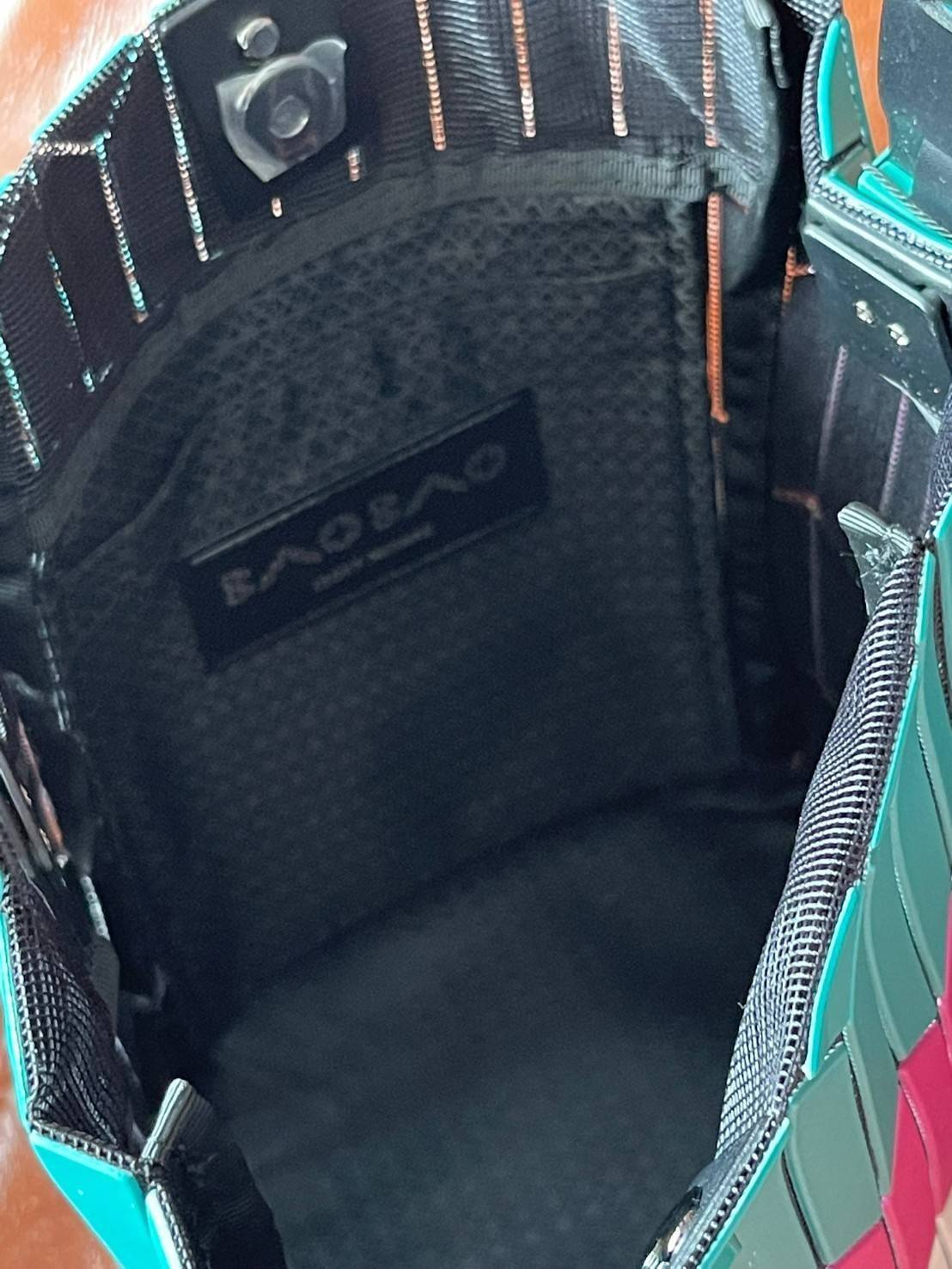 Large : Baobao Issey Miyake Large Bucket กระเป๋าบัคเก็ตขนาดใหญ่สามารถใช้ใส่ร่มพับได้หรือขวดน้ำขนาดเล็กได้ ซีรีย์ใหม่นี้มีจุดเด่นที่แผ่นรูปทรงสี่เหลี่ยมด้านขนานในแนวตั้ง เกิดเป็นรูปทรงสามมิติซึ่งแตกต่างไปจากรูปทรงที่เกิดขึ้นจากแผ่นสามเหลี่ยม หูหิ้วสามารถขย