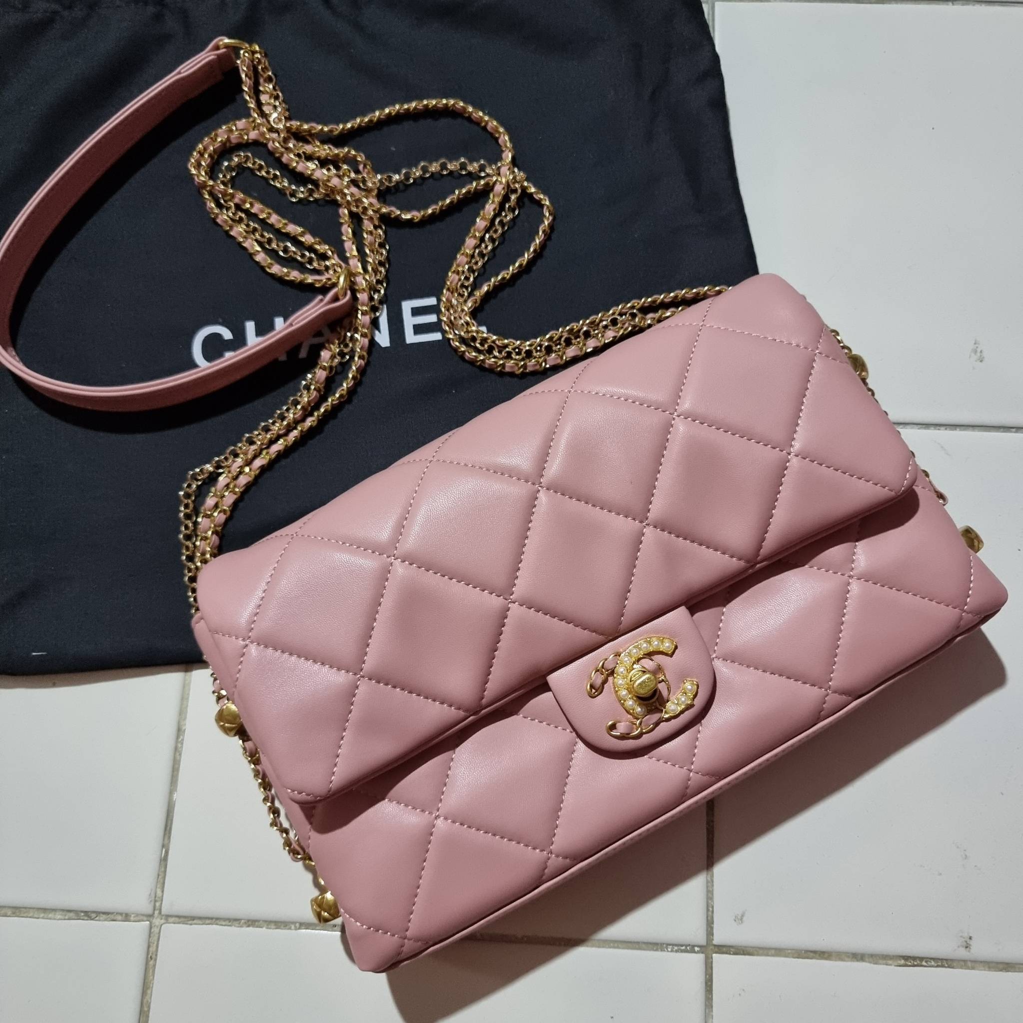 VIP 】สวยหรูพร้อมเสิร์ฟ!! กับไอเท็มสุดเลิฟจาก Chanel กระเป๋าสะพายที่สุดของความคุ้มค่า วัสดุหนังแกะนิ่มเต็มใบ เปิด-ปิดกระเป๋าด้วยตัวบิดล็อค ภายในกระเป๋าบุผ้าสวยหรู มีช่องโล่งกว้างจุของได้สบาย ใส่โทรศัพท์ กระเป๋าสตางค์ได้ มีช่องซิป 1 ช่อง ช่องย่อย 1 ช่อง ดีเ